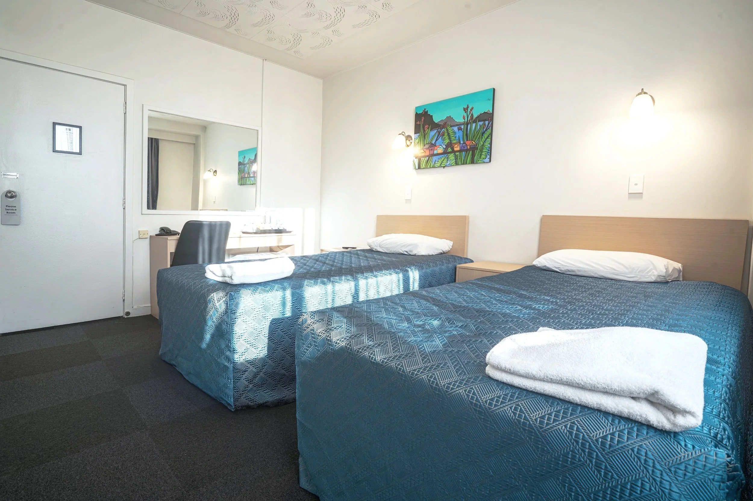 Ensuite Double & Single

Furnished with one queen bed, one king single bed, ensuite, t.v mini fridge and free tea & coffee