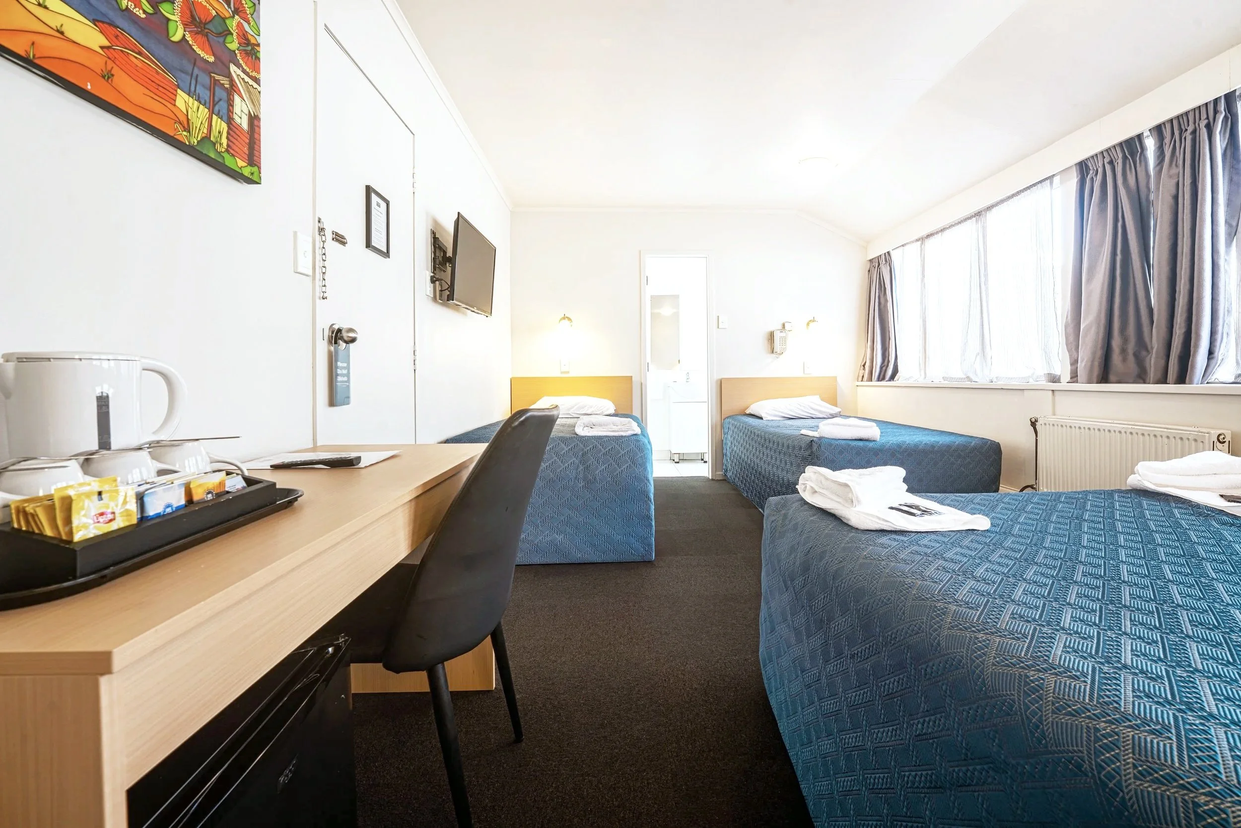 Family Room

Furnished with one queen bed, 2 king single beds, ensuite, t.v, mini fridge and free tea & coffee