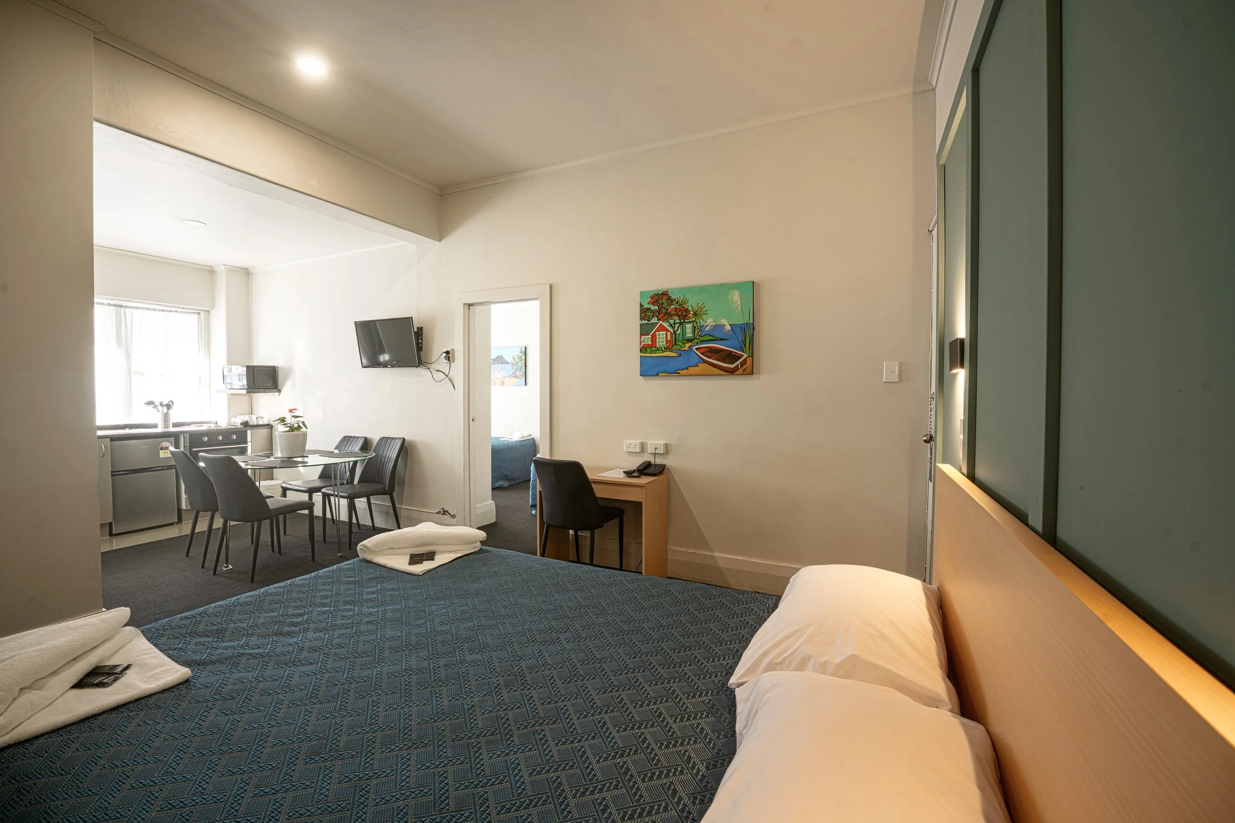 One bedroom apartment

Furnished with one queen bed and three king single beds, ensuite, t,v, mini fridge, kitchenette, dining table and free tea & coffee