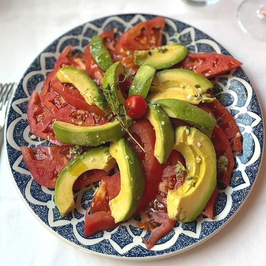 Ensalada de tomate rosa con aguacate