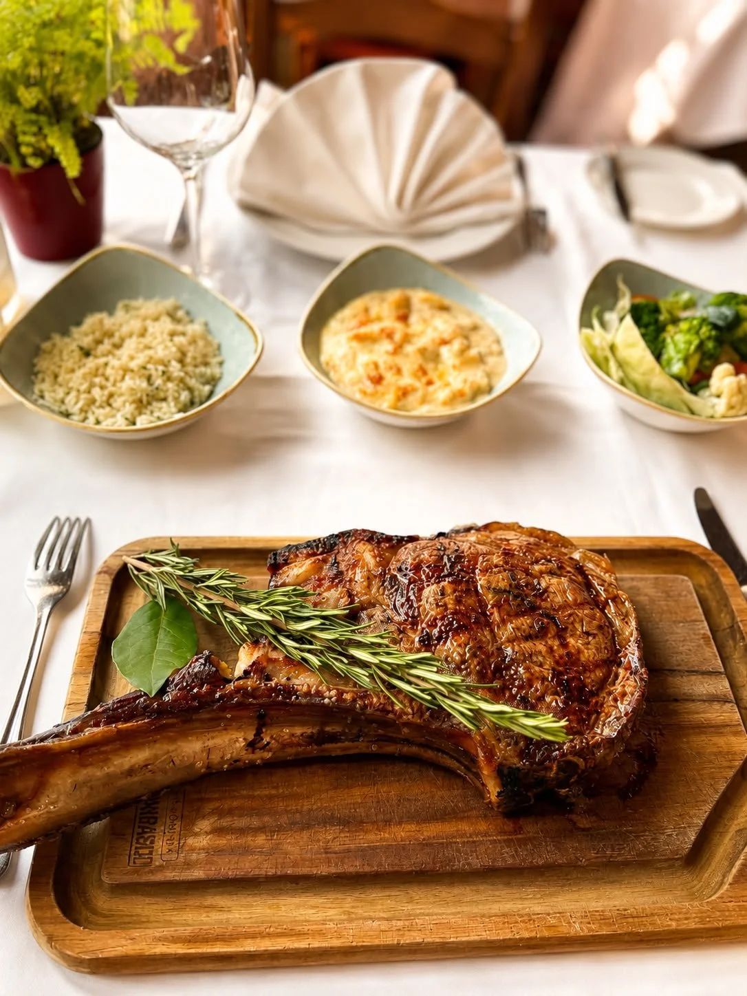 Chuletón a la brasa con guarniciones (arroz, patatas a la crema y verduras cocidas)