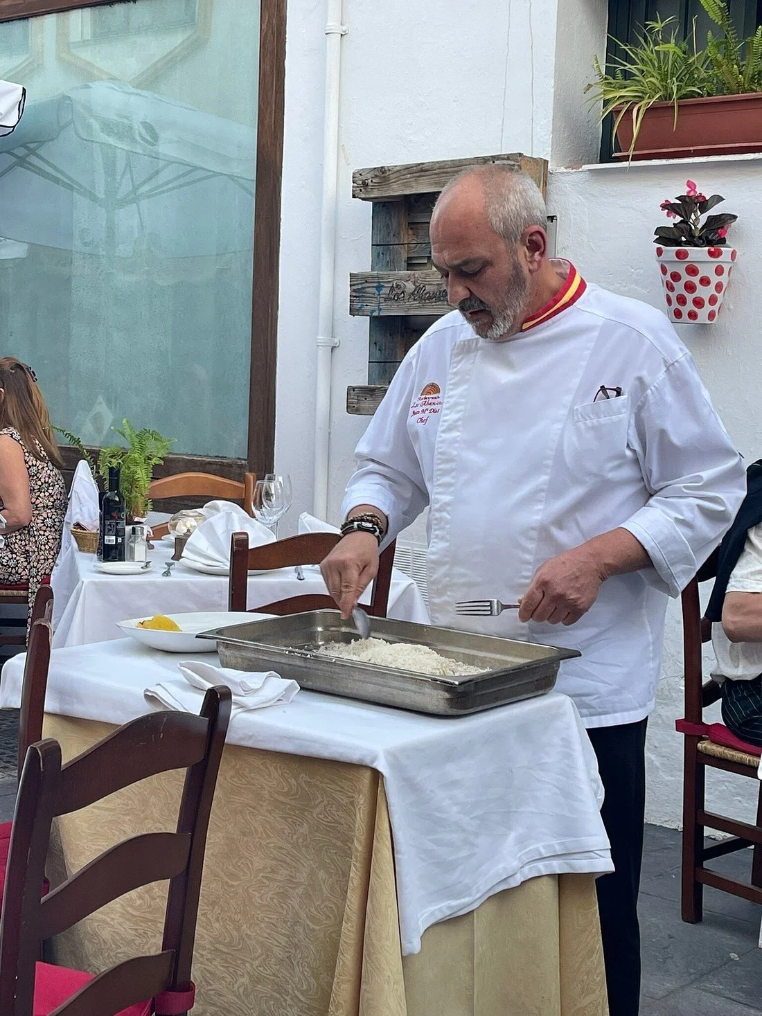 Chef limpiando pescado a la sal en mesa