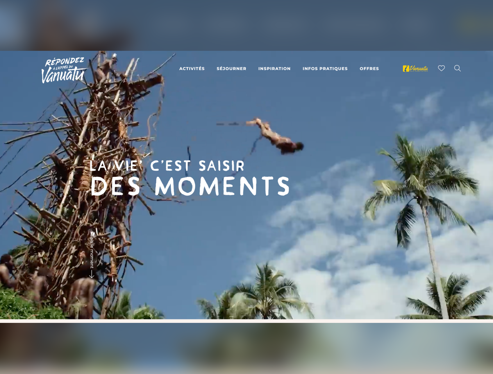Un homme qui saute d'une grande tour de branches sèches dans un ciel bleu avec des palmiers en arrière-plan.