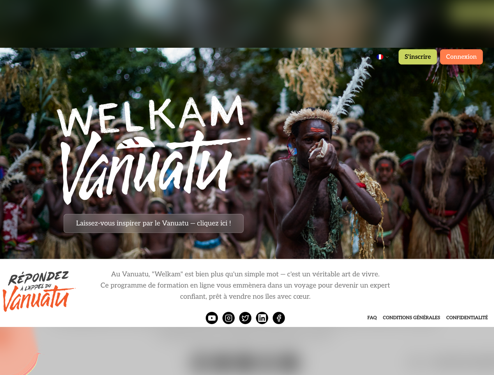 Page d'accueil d'un site web présentant la culture du Vanuatu avec une image d'hommes autochtones en costumes traditionnels dans la forêt.