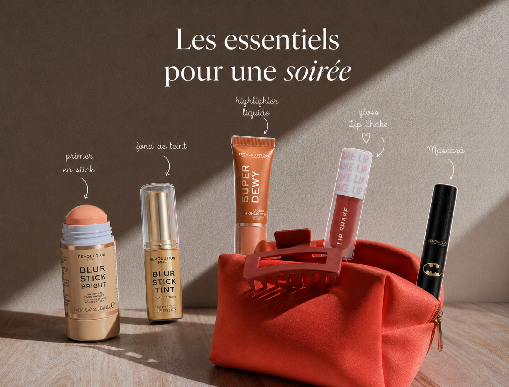 Une collection de maquillage et cosmétiques disposés dans un sac rouge, comprenant un stick correcteur, un fond de teint, un highlighter liquide, un gloss pour les lèvres, un rouge à lèvres et un mascara, avec une lumière douce qui crée des ombres.