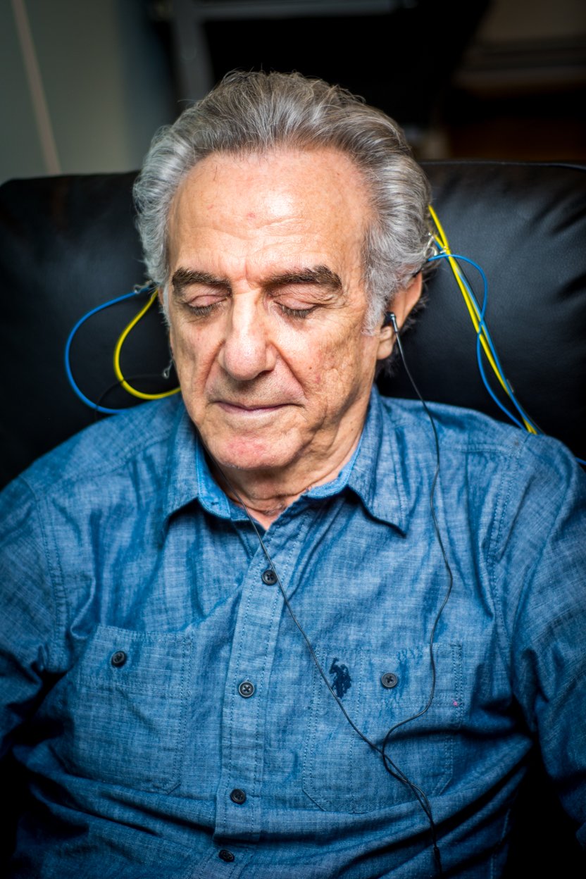 Homme réalisant une séance de Neurofeedback Dynamique NeurOptimal avec casque audio chez Gwenola Neurofeedback.