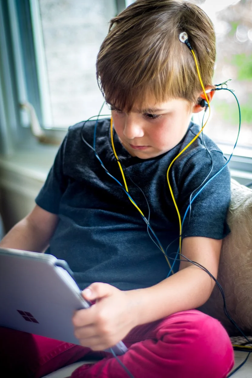 Enfant réalisant une séance de Neurofeedback Dynamique NeurOptimal avec casque audio chez Gwenola Neurofeedback à Saint-Leu, La Réunion.