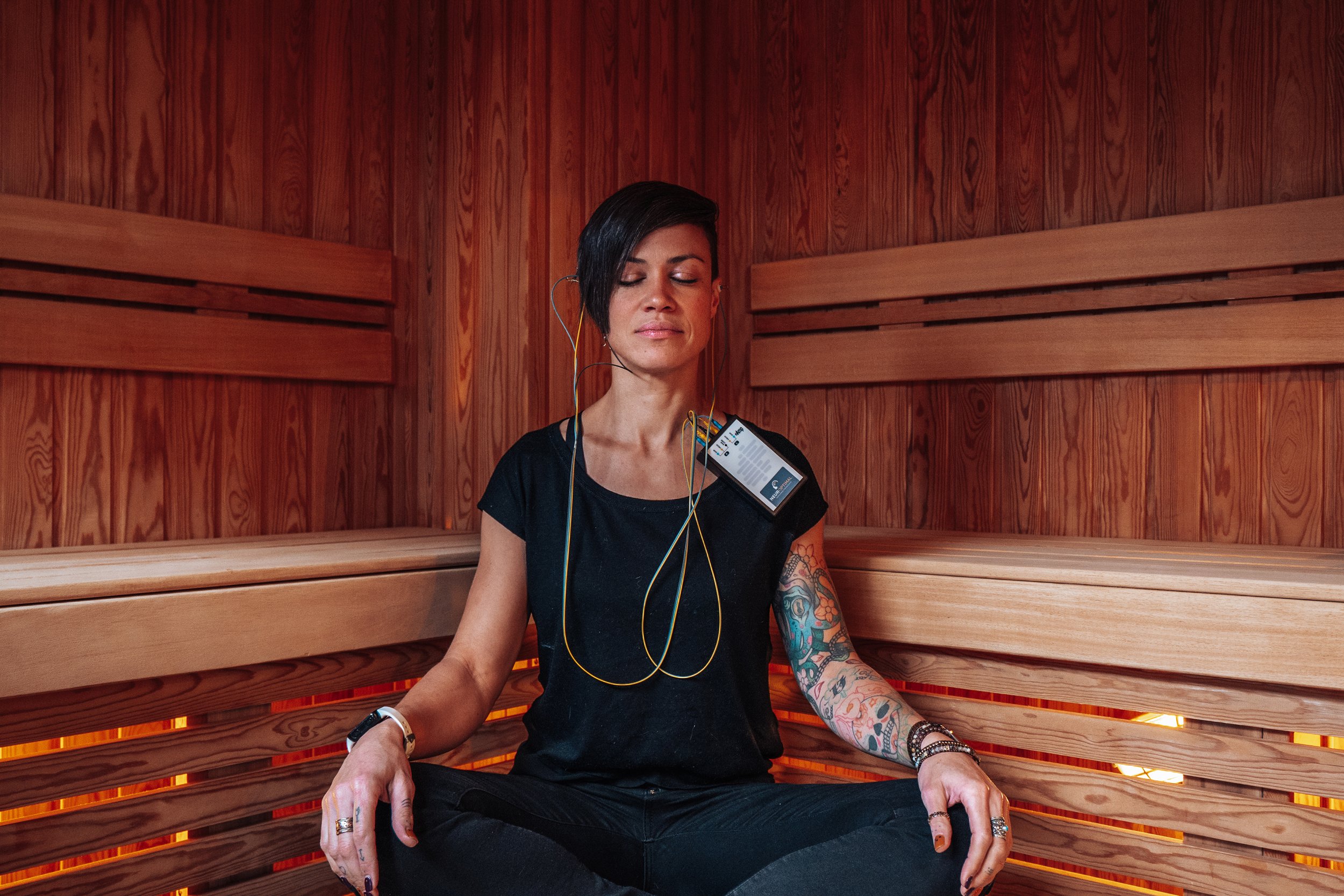 Séance de Neurofeedback Dynamique NeurOptimal avec capteurs et casque audio, favorisant l'autorégulation naturelle du cerveau.