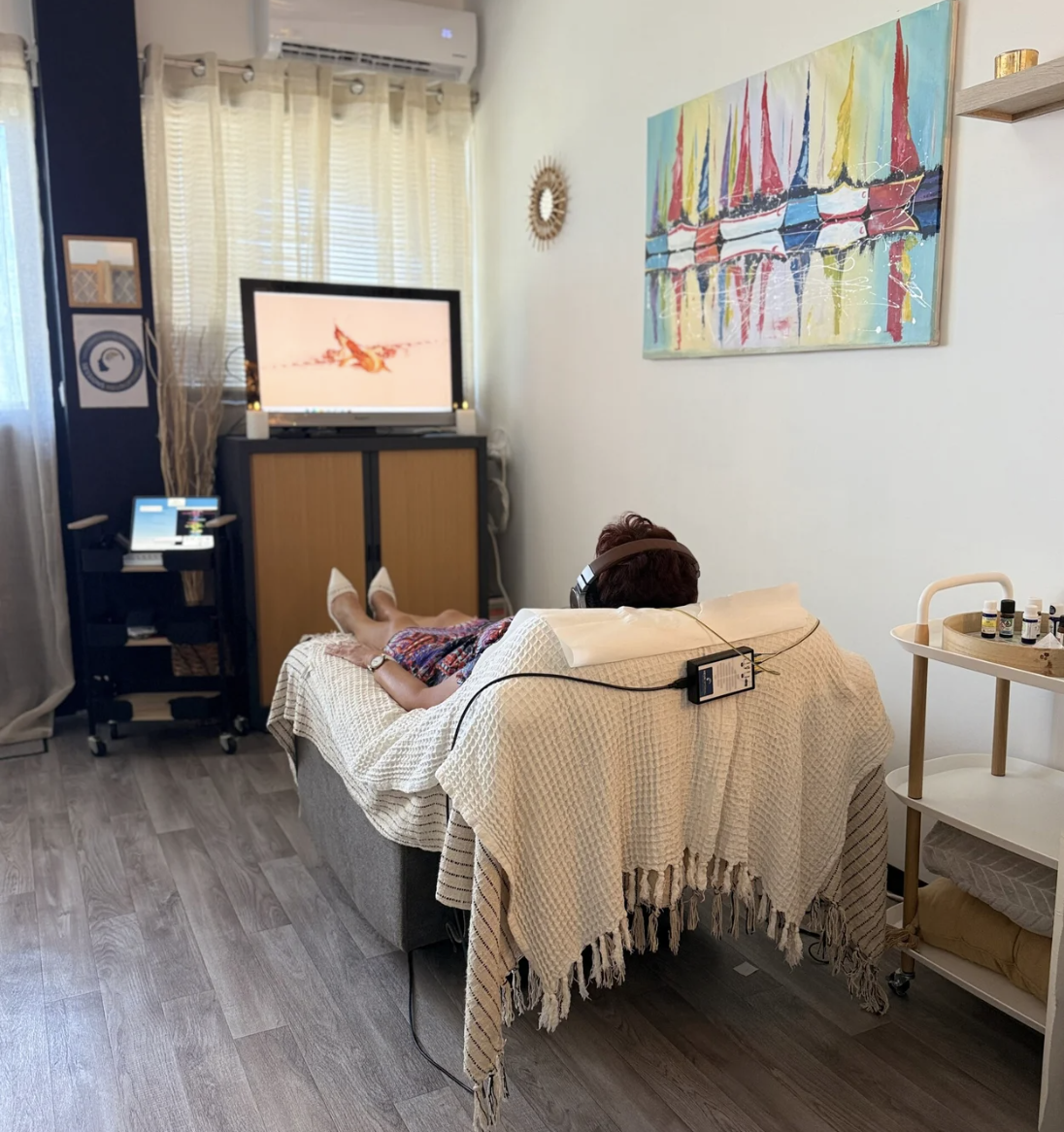 Personne en séance de Neurofeedback Dynamique, confortablement installée avec un casque audio chez Gwenola Neurofeedback à Saint-Leu.
