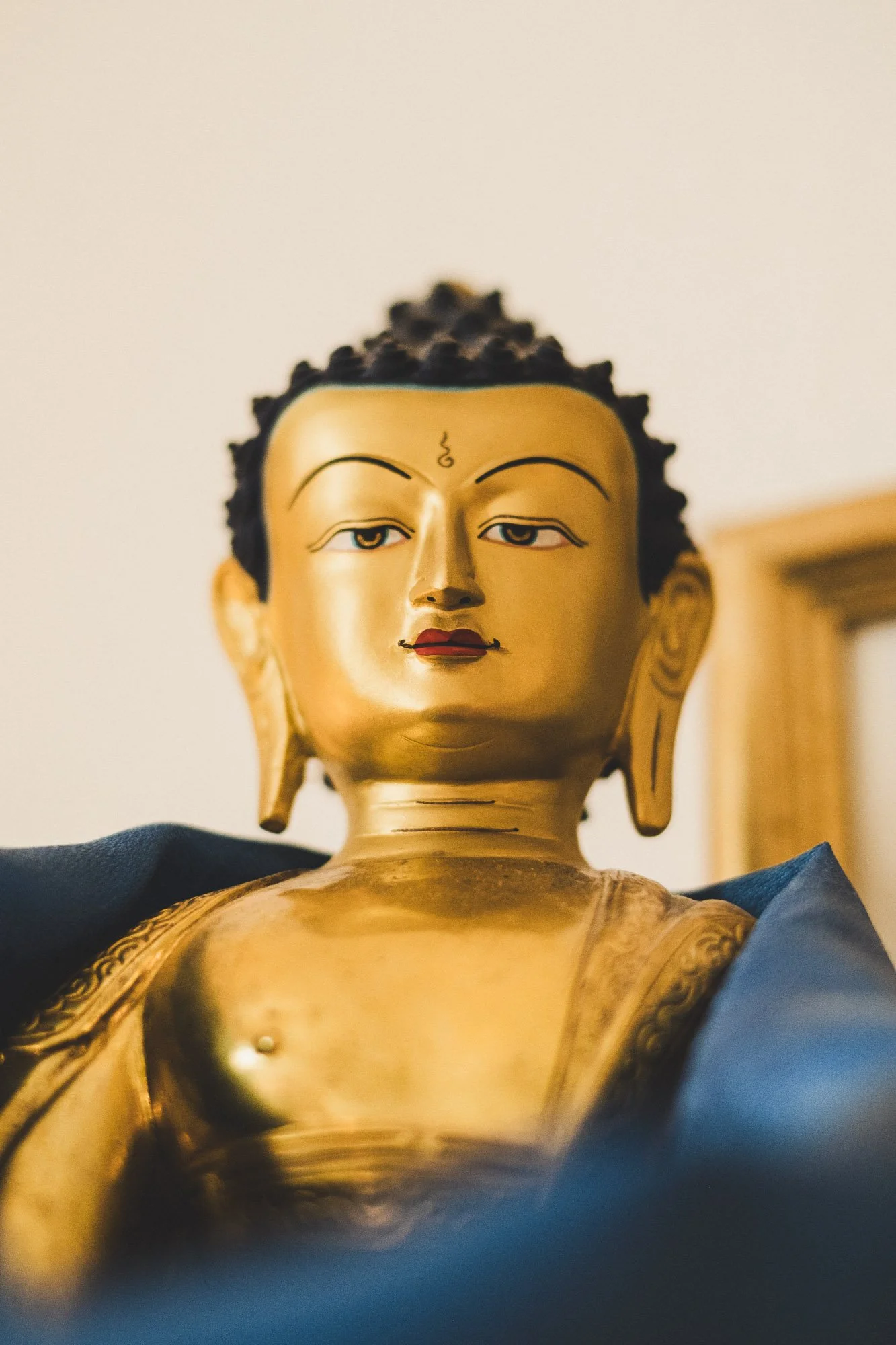 Buddhastatue in goldene und blaue Farben, Nahaufnahme.