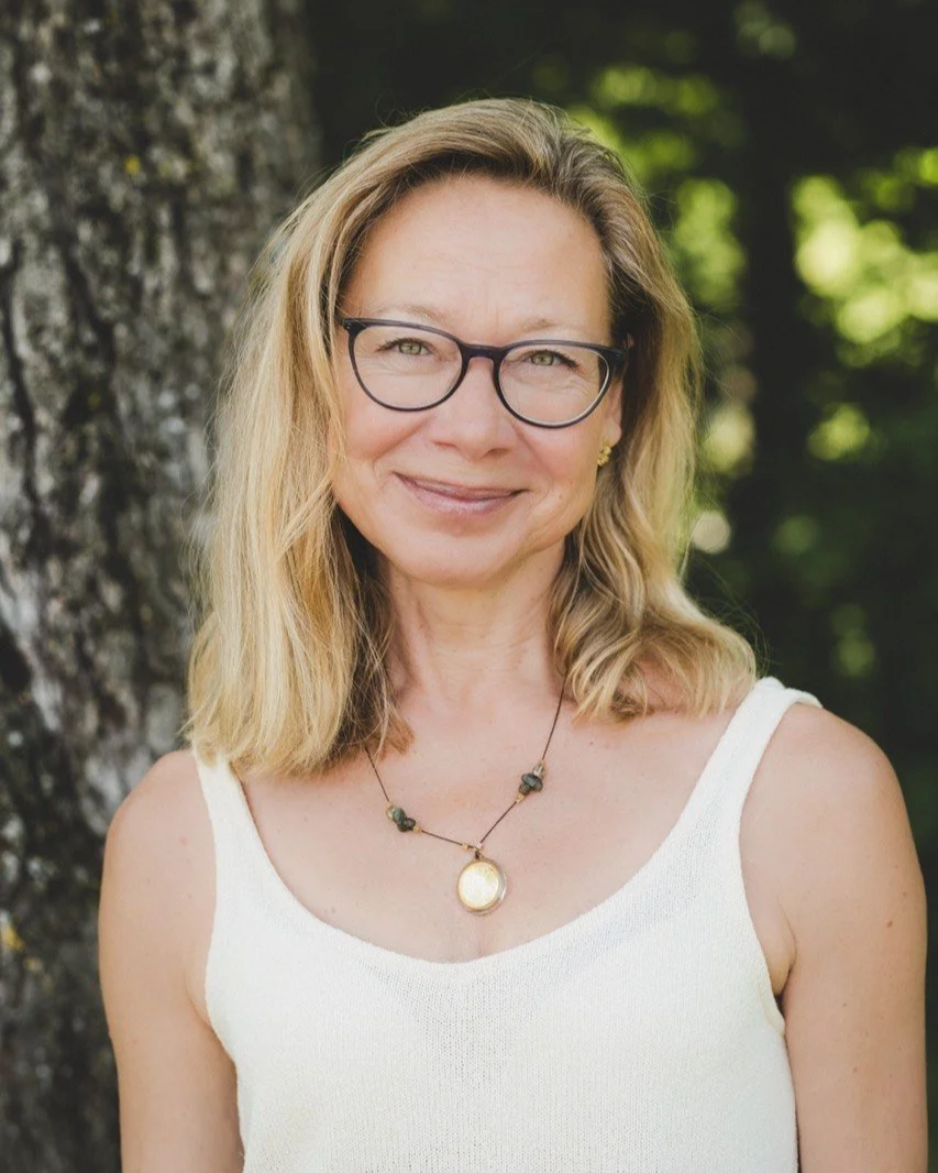 Sabrina Mülleneisen mit Brille lächelt
