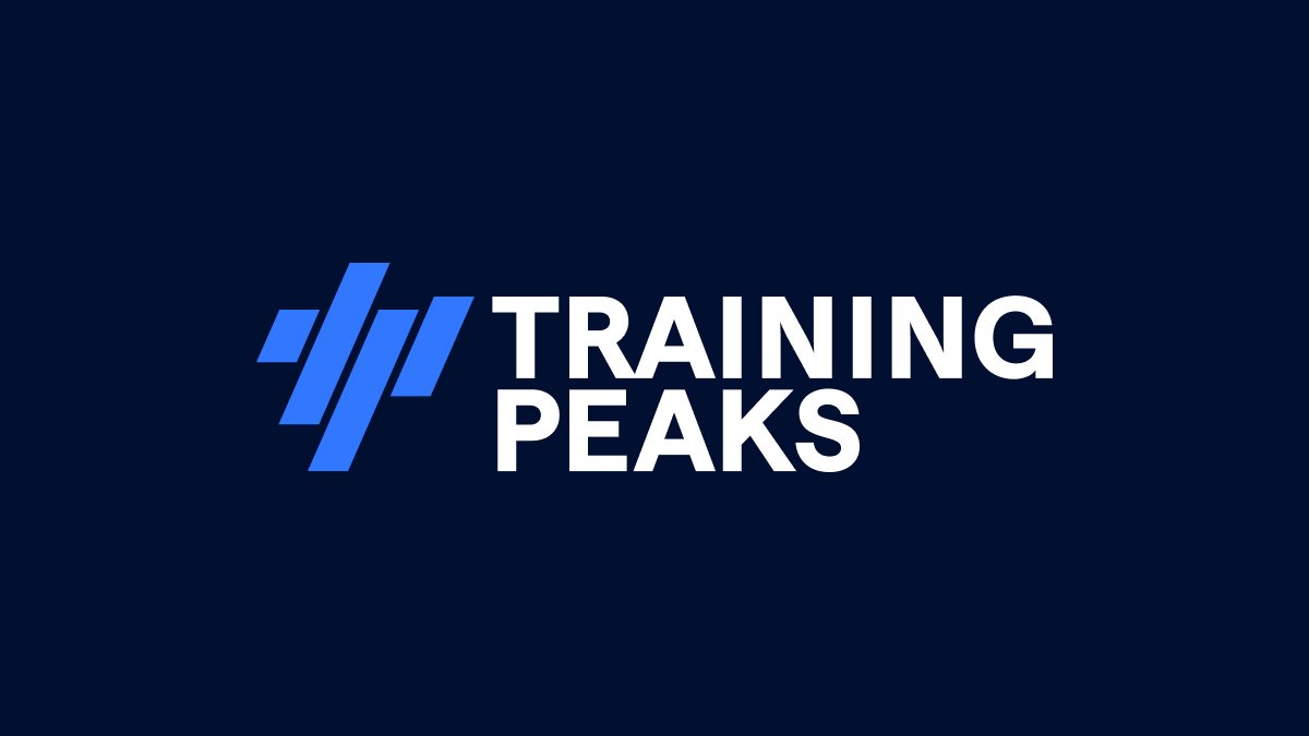 Logo con barre blu inclinato accanto a 'Training Peaks' scritto in bianco su sfondo blu scuro.