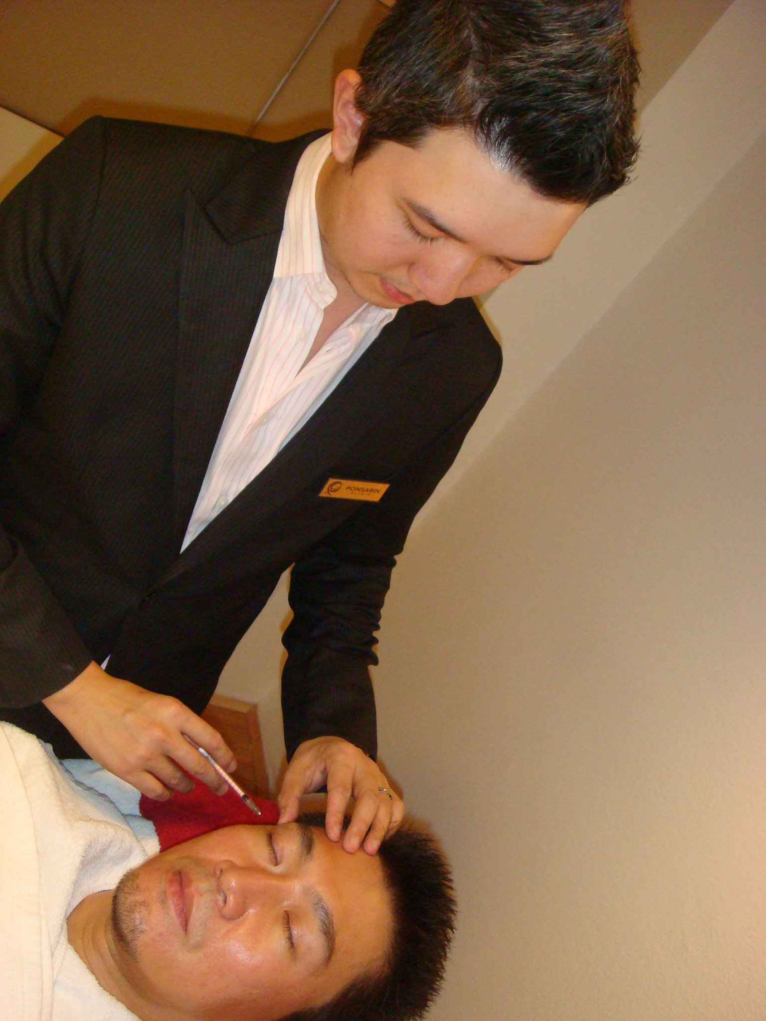 Ponsarin Clinic doctor administering a botox injection to a client's forehead.
