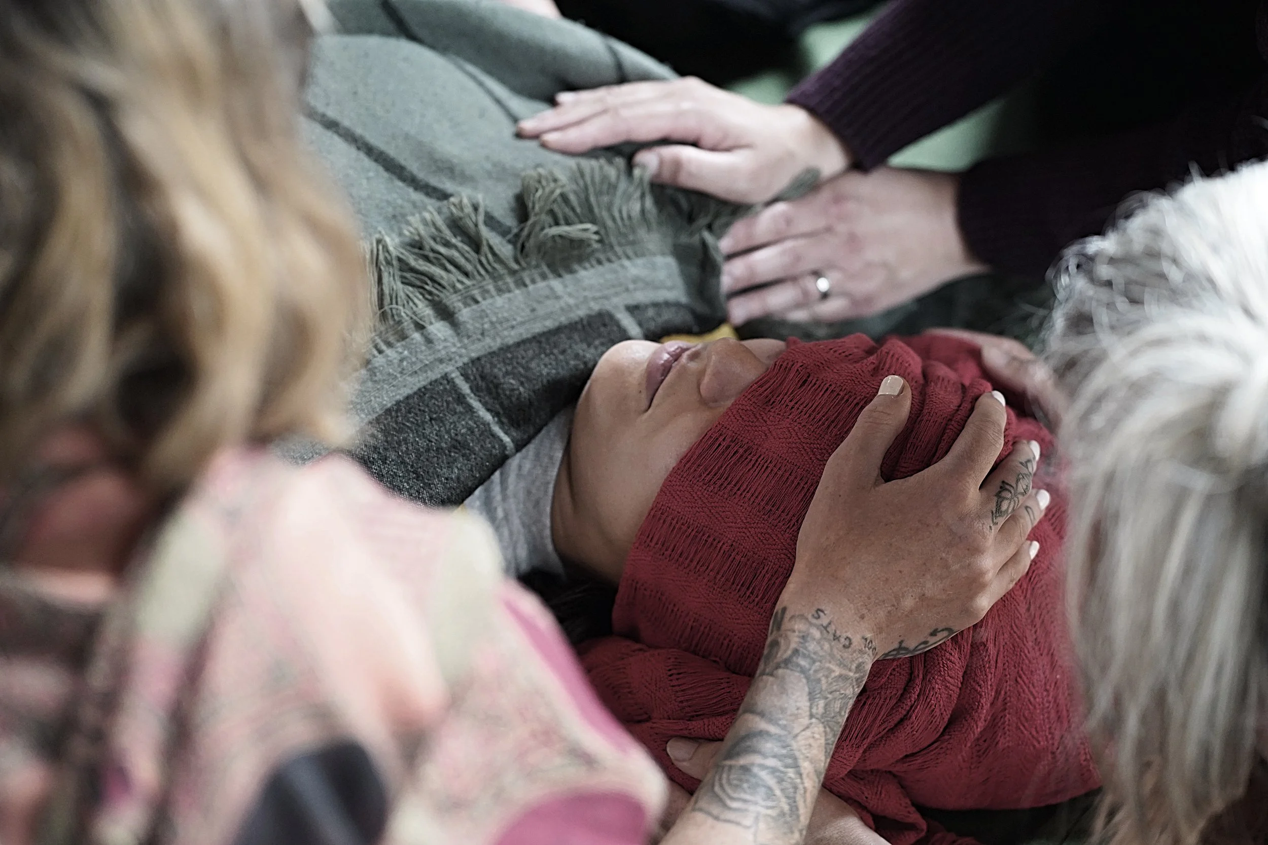 Menschen in einer engen Umarmung, die sich die Hand reichen, in einem emotionalen Moment.