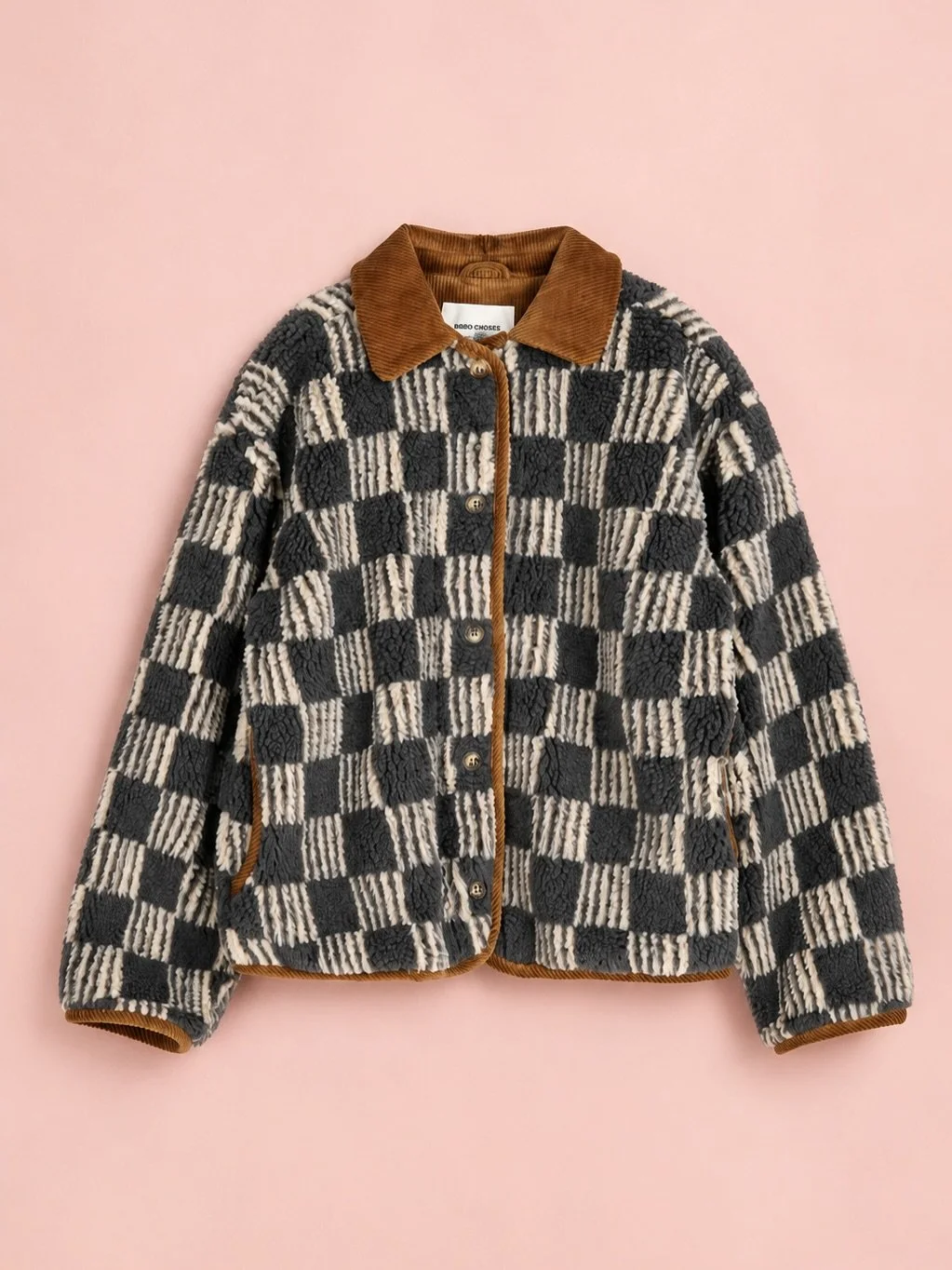 September hei&szlig;t: Jacken sind wieder Teil der Pers&ouml;nlichkeit. 🍂

Diese von Bobo Choses kommt flauschig, leicht oversized und mit retro Karomuster. Dazu der warme Cordkragen und die passenden Details in Braun &ndash; cozy, aber definitiv ni