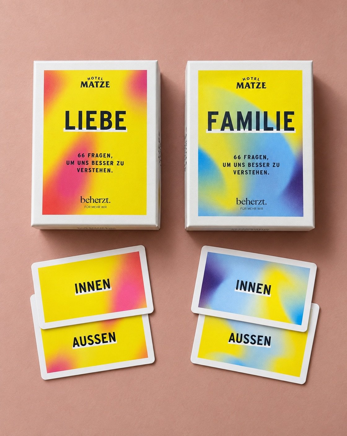 Small Talk kann einpacken.

Fragen &uuml;ber Liebe, Familie und alles, was sonst oft unausgesprochen bleibt &ndash; f&uuml;r Gespr&auml;che, nach denen man sich wirklich ein bisschen besser kennt.

Die Kartenspiele von Hotel Matze @beherzt.wir findet