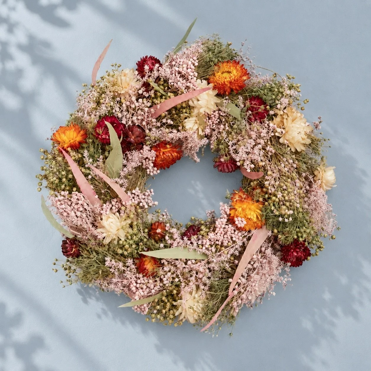 Ein bisschen Herbst f&uuml;r die T&uuml;r. Oder den Tisch. 🍂

Trockenblumenkr&auml;nze von @floriette_trend findet ihr jetzt bei uns im Store. Passend zum offiziellen Herbstanfang 🍁