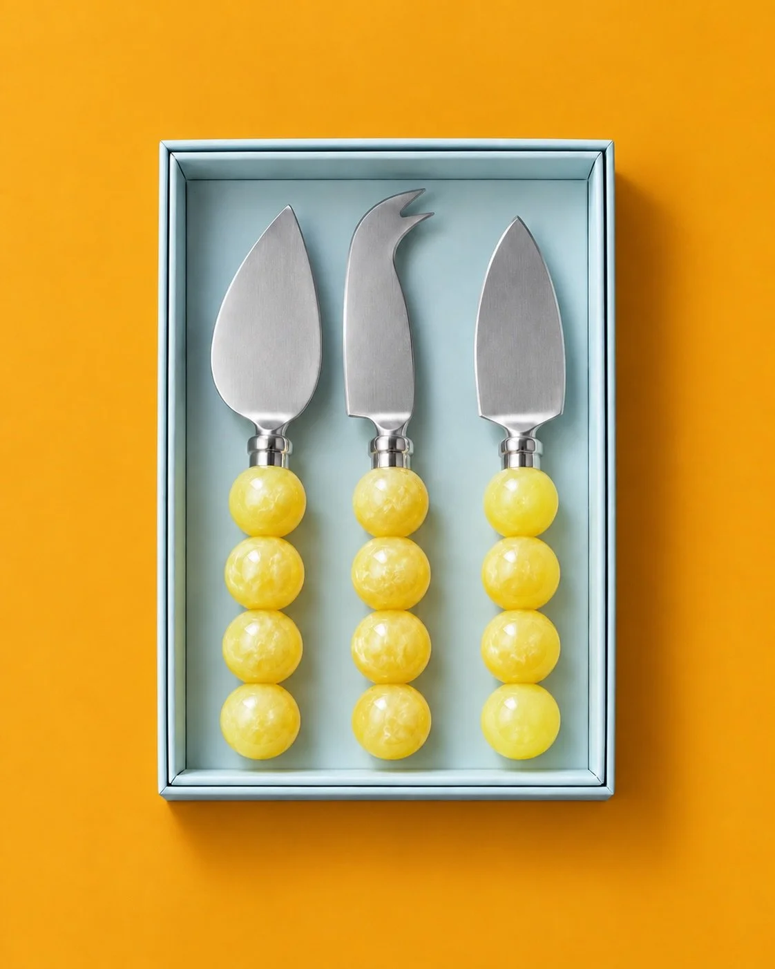 F&uuml;r alle, die &bdquo;nur noch ein St&uuml;ck K&auml;se&ldquo; sehr ernst nehmen. 🧀

Die K&auml;semesser-Sets von @hkliving machen sich ziemlich gut neben eurem Lieblingsk&auml;se: Lemon mit zitronengelben Kugelgriffen oder Havana mit warmen T&o