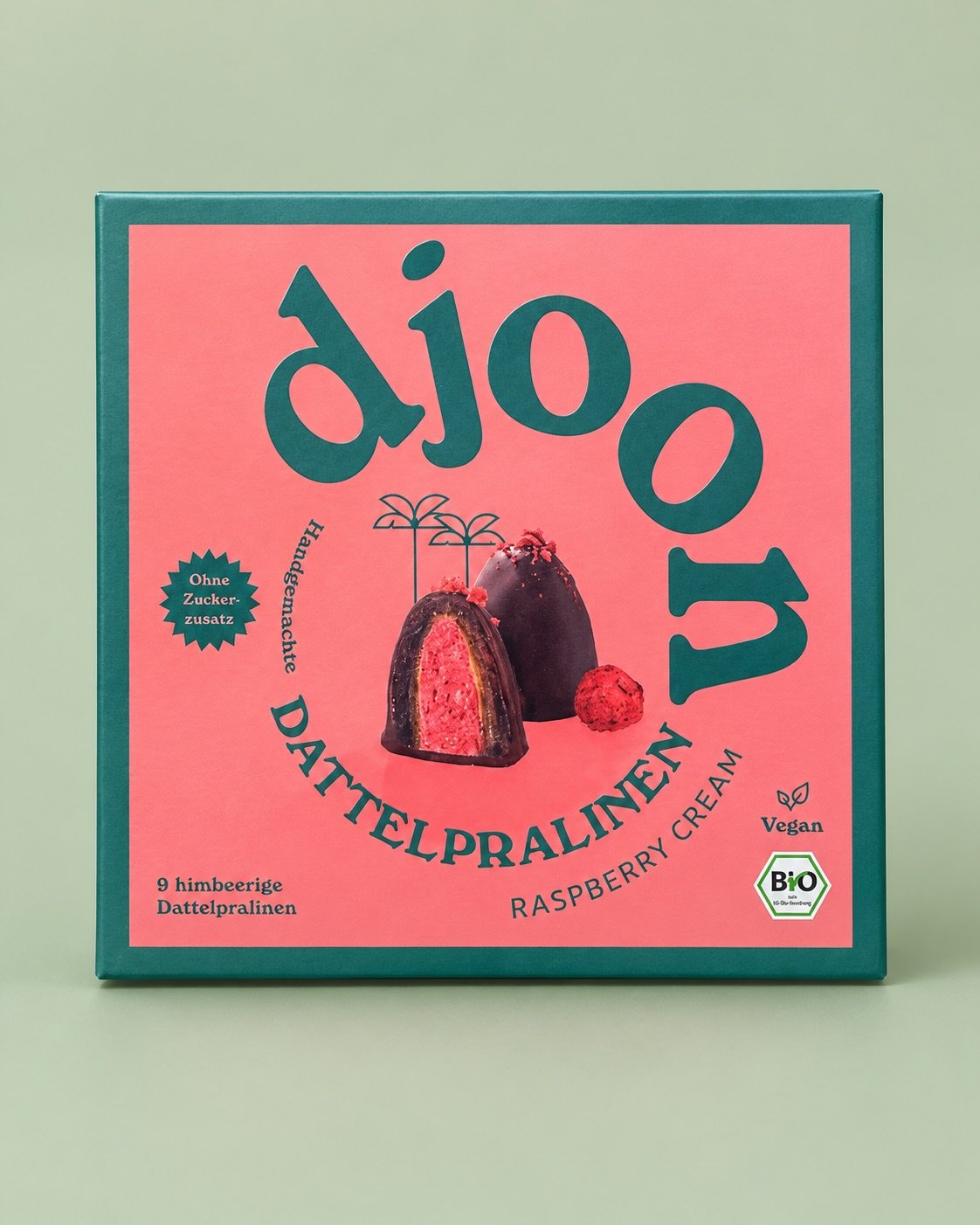 Love at first bite. 🍫 @djoon_foods 

Dark Choc, Salted Caramel, No Milk Choc oder Dark Nougat &ndash; welche djoon darf&rsquo;s sein? Dazu Raspberry-Cream-Dattelpralinen f&uuml;r die kleinen Treat-yourself-Momente. 🫶🏻

Bio, vegan &amp; ohne Zucker