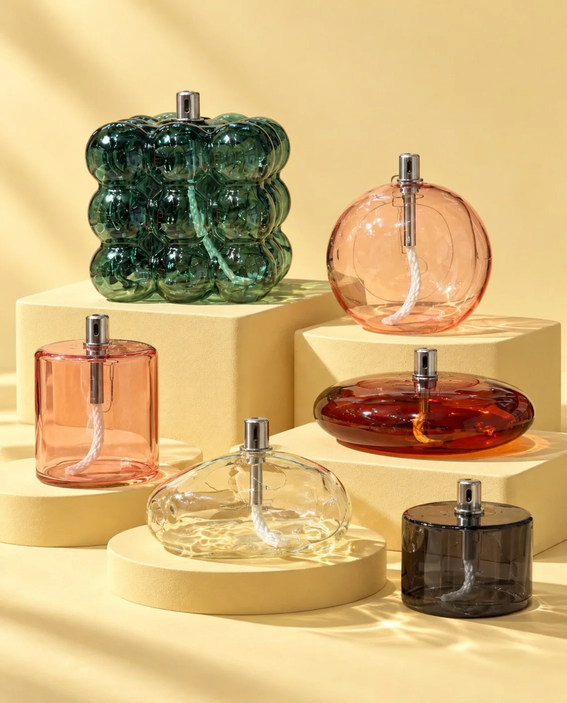 Kleine Flamme, gro&szlig;e Liebe. 🕯️

Unsere Glas-&Ouml;llampen bringen Farbe auf den Tisch und Gem&uuml;tlichkeit in die dunklere Jahreszeit. Rund, kantig oder mit Bubbles &ndash; welche darf bei euch einziehen?
P.S.: das Lampen&ouml;l haben wir au