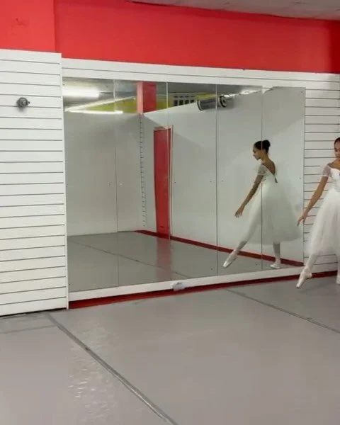 Absolutely loved working on this together 🧚&zwj;♂️✨
Walks and runs are one of the hardest to master in classical ballet and can only say wow, filling the room with magical quality ✨✨✨

@theperformanceplatformuk @needleenpointe 

Thank you for the ki