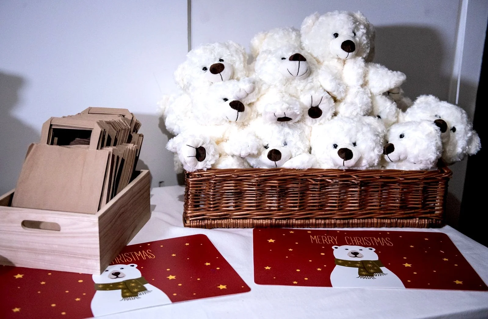 Panier rempli d'ours en peluche blancs, décorations de Noël avec des cartes de Noël à thème animal
arbre de noël entreprise paris 