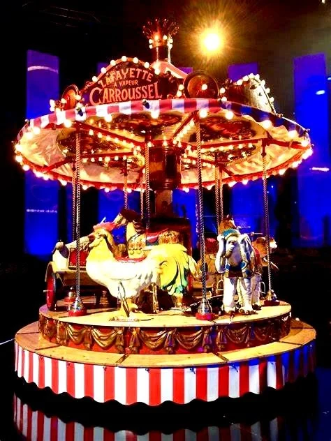 Un carrousel vintage avec des chevaux colorés et illuminé de lumières, situé en intérieur avec un fond sombre et des lumières brillantes.