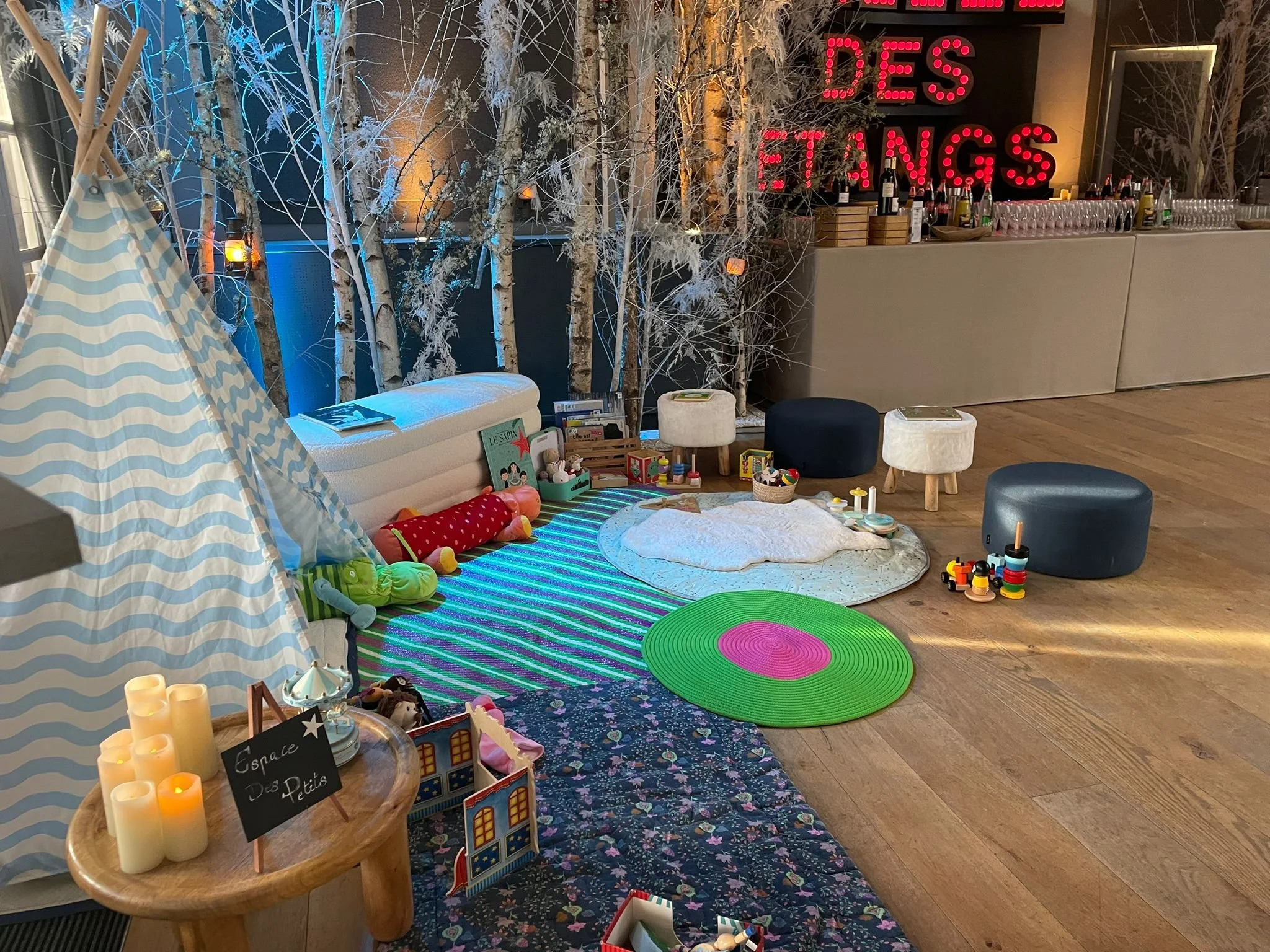 Des impressions de dessins de pastèques multicolores avec des souris assises dessus, représentant différents styles de peinture.