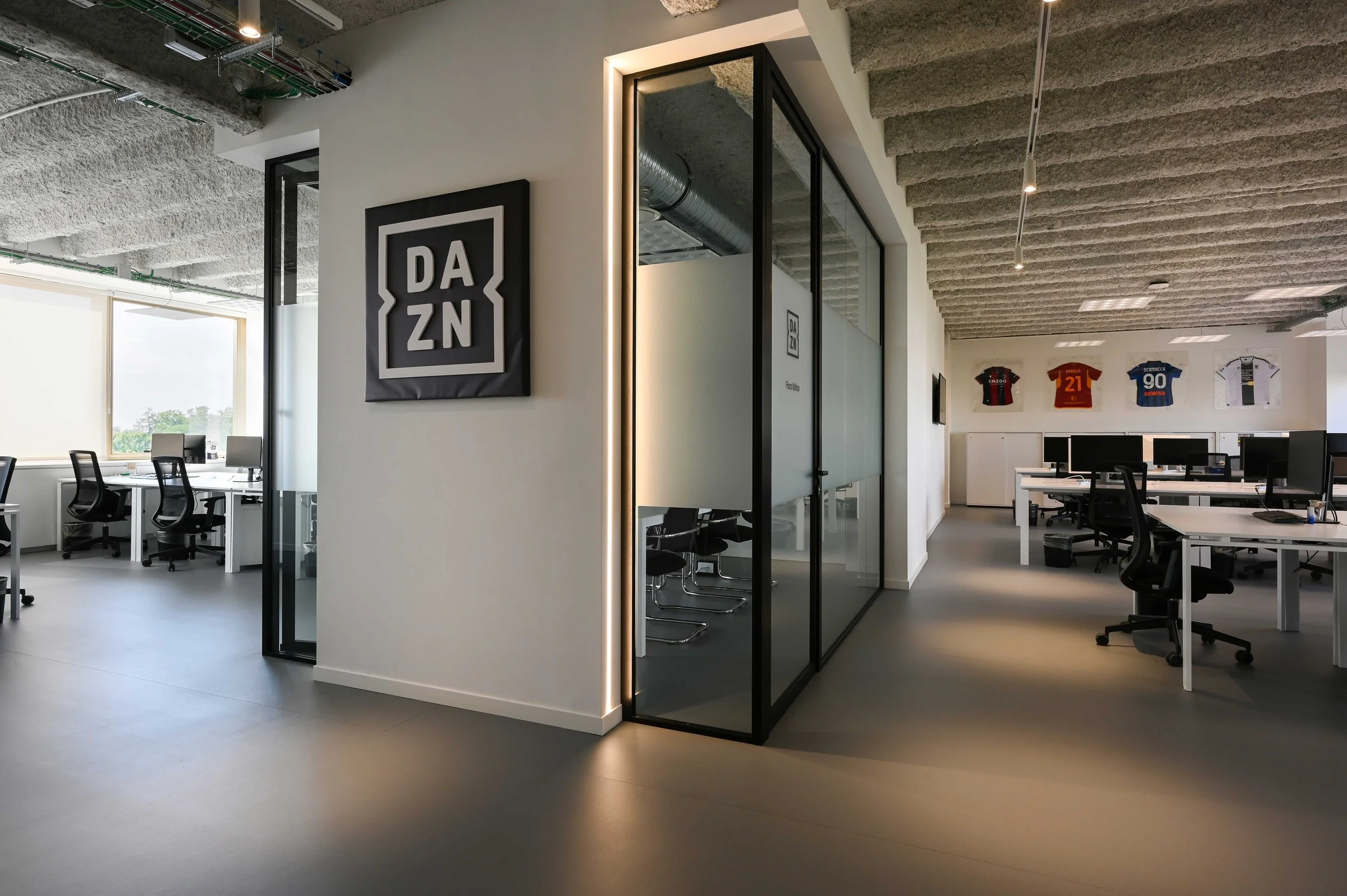 Ristrutturazione degli uffici DAZN a Milano realizzata da Prime Building.