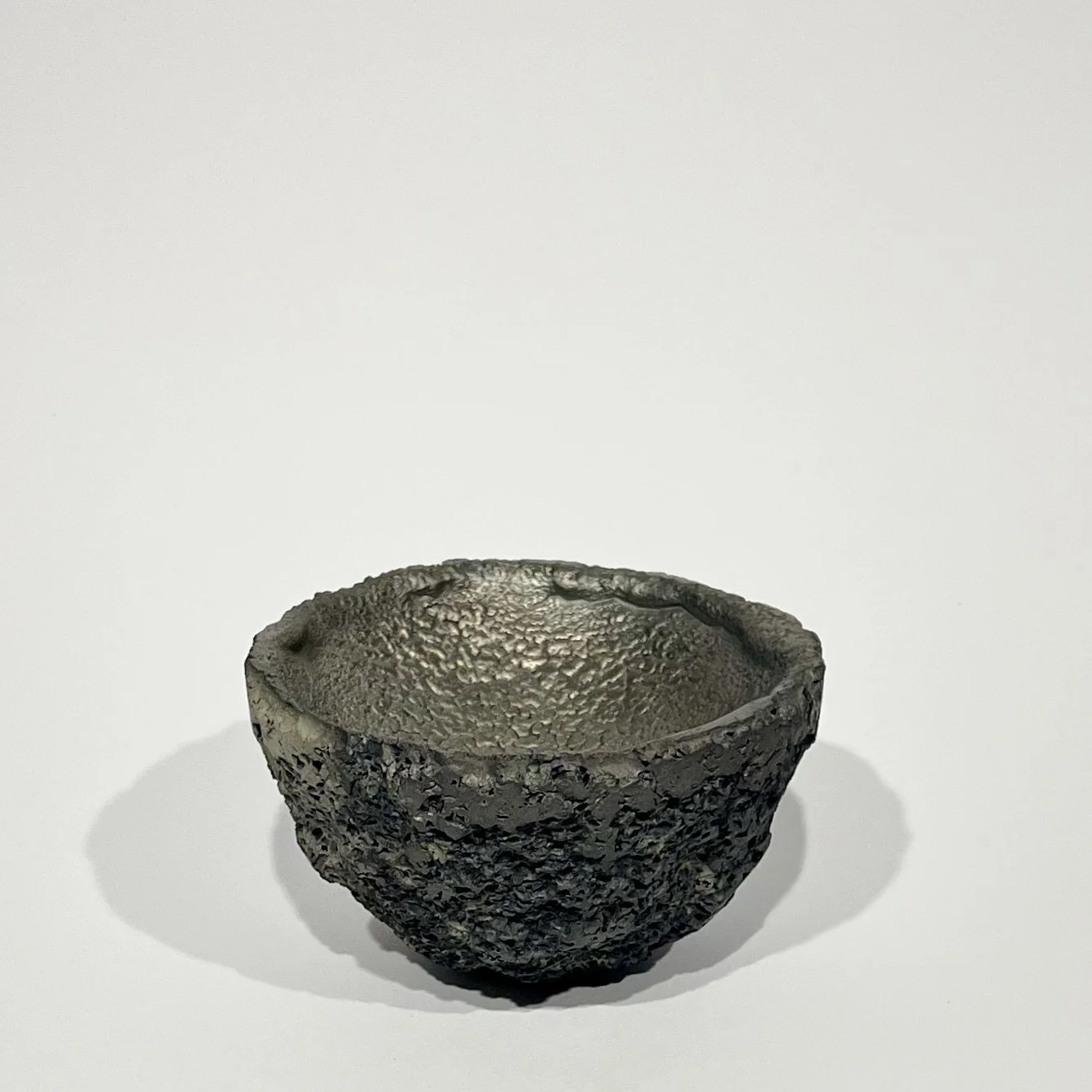 Jean-Paul Azaïs (né en 1952),  Bol/flaque gris noir métallescent craquelé