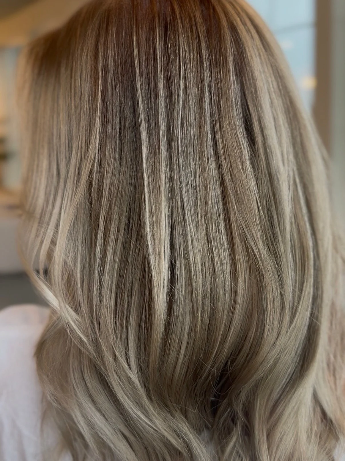 Let&rsquo;s stop overcomplicating blonding. 🤍

Sometimes, the answer isn&rsquo;t more lightener.
Sometimes, it&rsquo;s the reverse.

When your hair is already lightened, continuing to add bleach can mean unnecessary stress, breakage, and a blonde th
