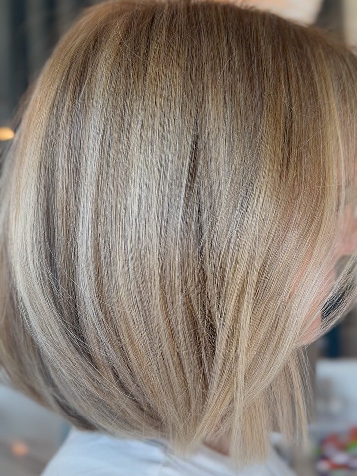 When you want an effortless feeling chic bob that&rsquo;s not too short and not long. ✌🏻

Effortless Balayage and Precision Haircut with Crystal @thebrondess.

Book online with the Adrift team and have a needed change up for the fall / winter season
