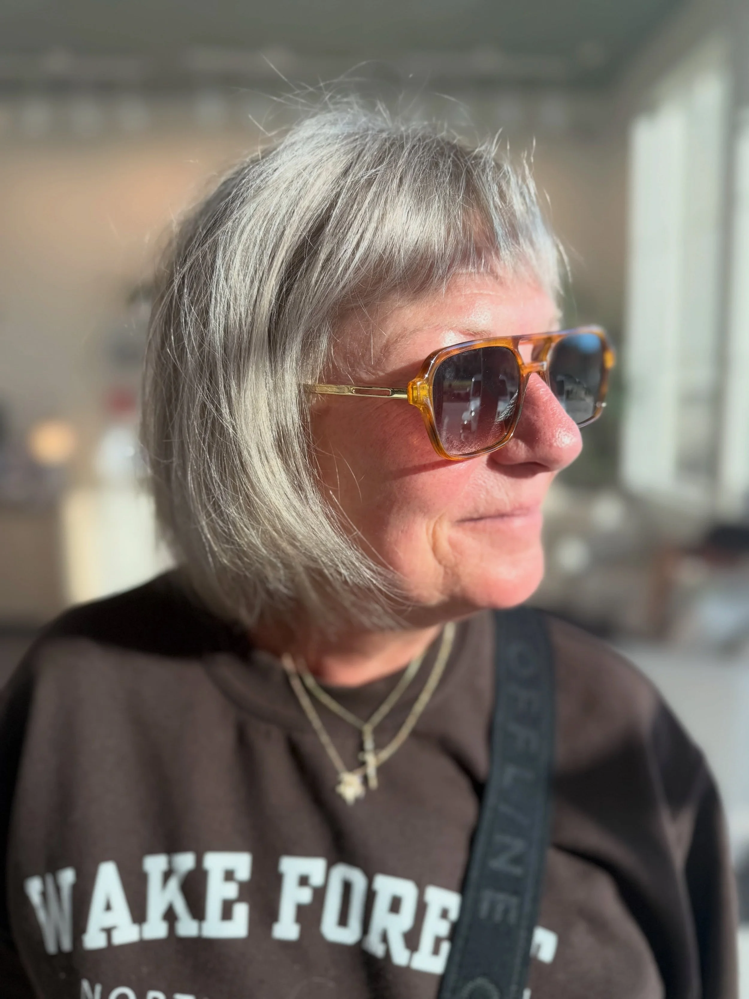 A little &ldquo;Je ne sais quoi&ldquo; magic. 🤍

A dimensional silver refresh with soft, seamless blending, a glossy finish, and that effortlessly cool bob that just hits different.

The kind of hair that looks just as good with a leather jacket and