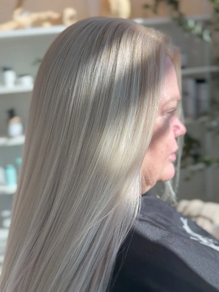 THE PLATINUM CARD PACKAGE ✨

As hair artists, we created the Platinum Card Package for the guest who wants that pretty pearl platinum.

This full luxury color experience includes customized blonding or balayage, a luminous pearl-toned gloss, nourishi