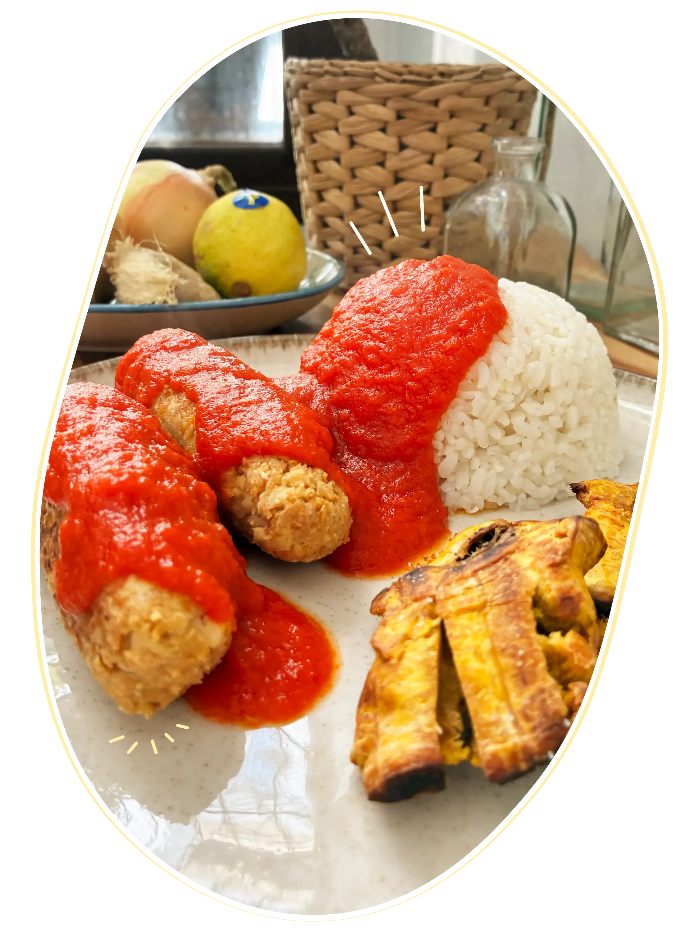 Plato con arroz y salchichas veganas cubiertas con salsa de tomate frito, acompañado de patacones de plátano macho, en un ambiente casero con fondo de fruta y frascos.