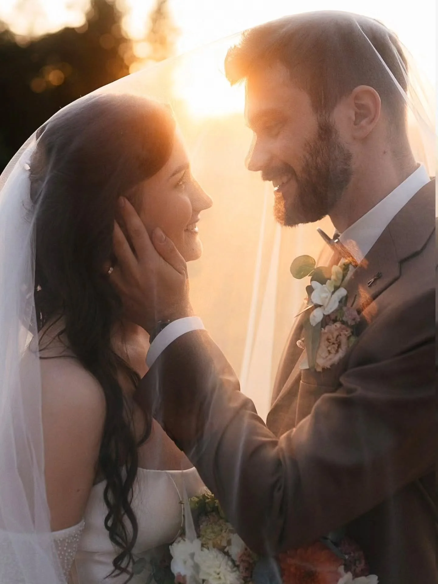 Momenty, kter&eacute; zůstanou v hlavě napoř&aacute;d. ✨ 

Foto: @tomashavelweddings

M&iacute;sto: @chalupa_na_kolarce
MUAH: @muah.balli
&Scaron;aty: @salonel.cz
Květiny @villageherbal

#svatba #svatebnifotograf #vysocina
