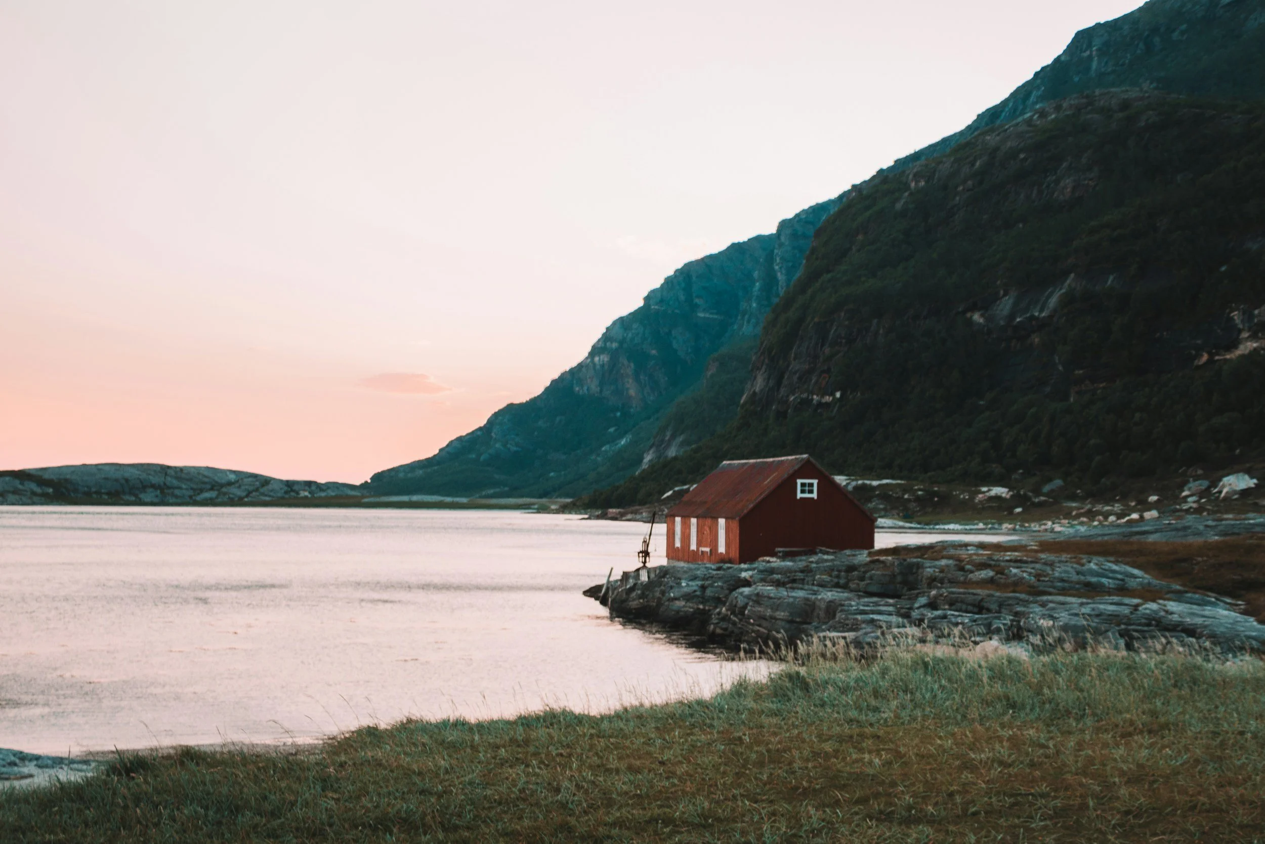 Norsk kystlandskap som symboliserer langsiktighet, tillit og lokal tilknytning.