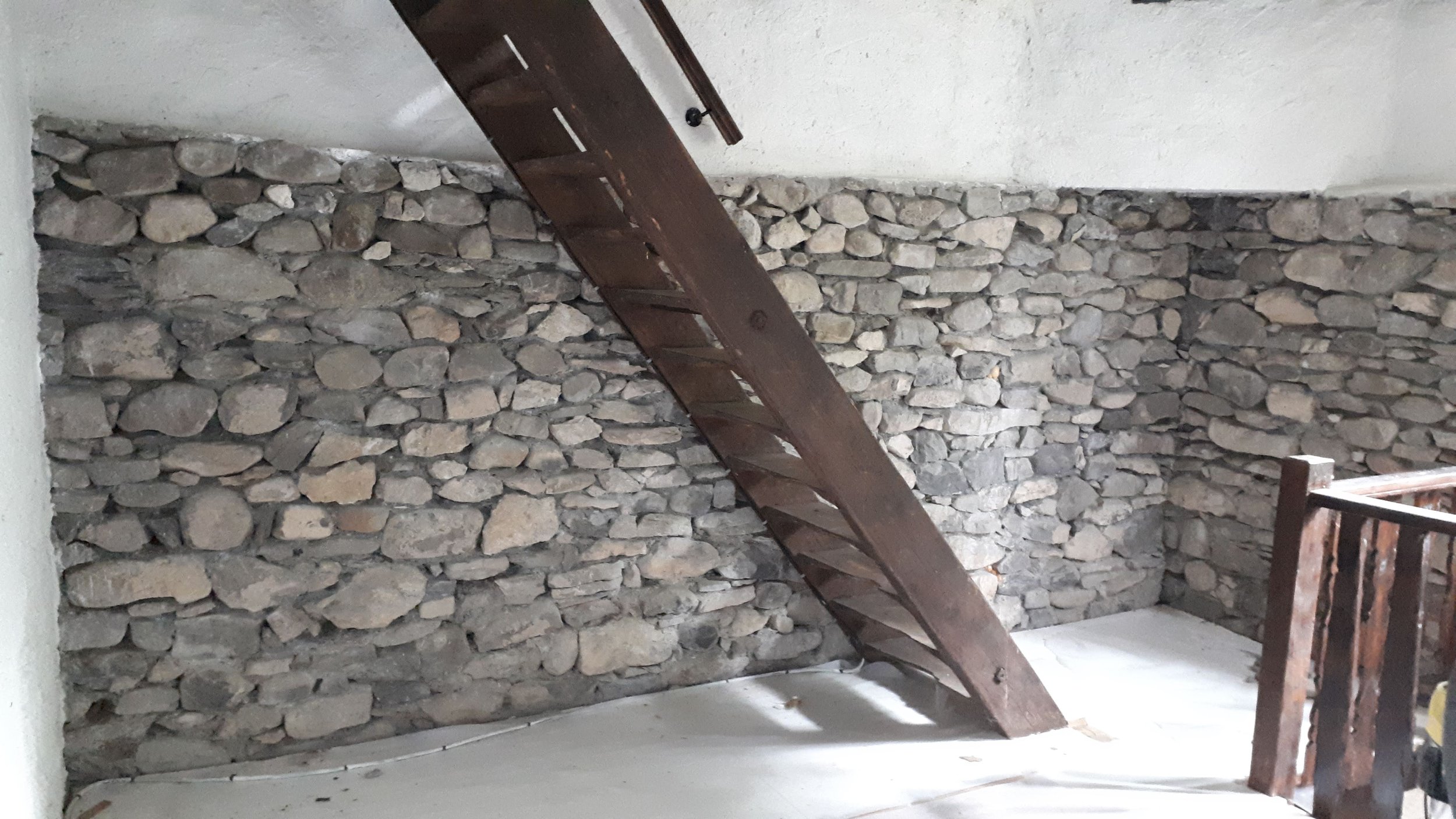 l'escalier et la trémie pour se rendre au 2ème étage sont modifiés pour faciliter la circulation dans les petits espaces