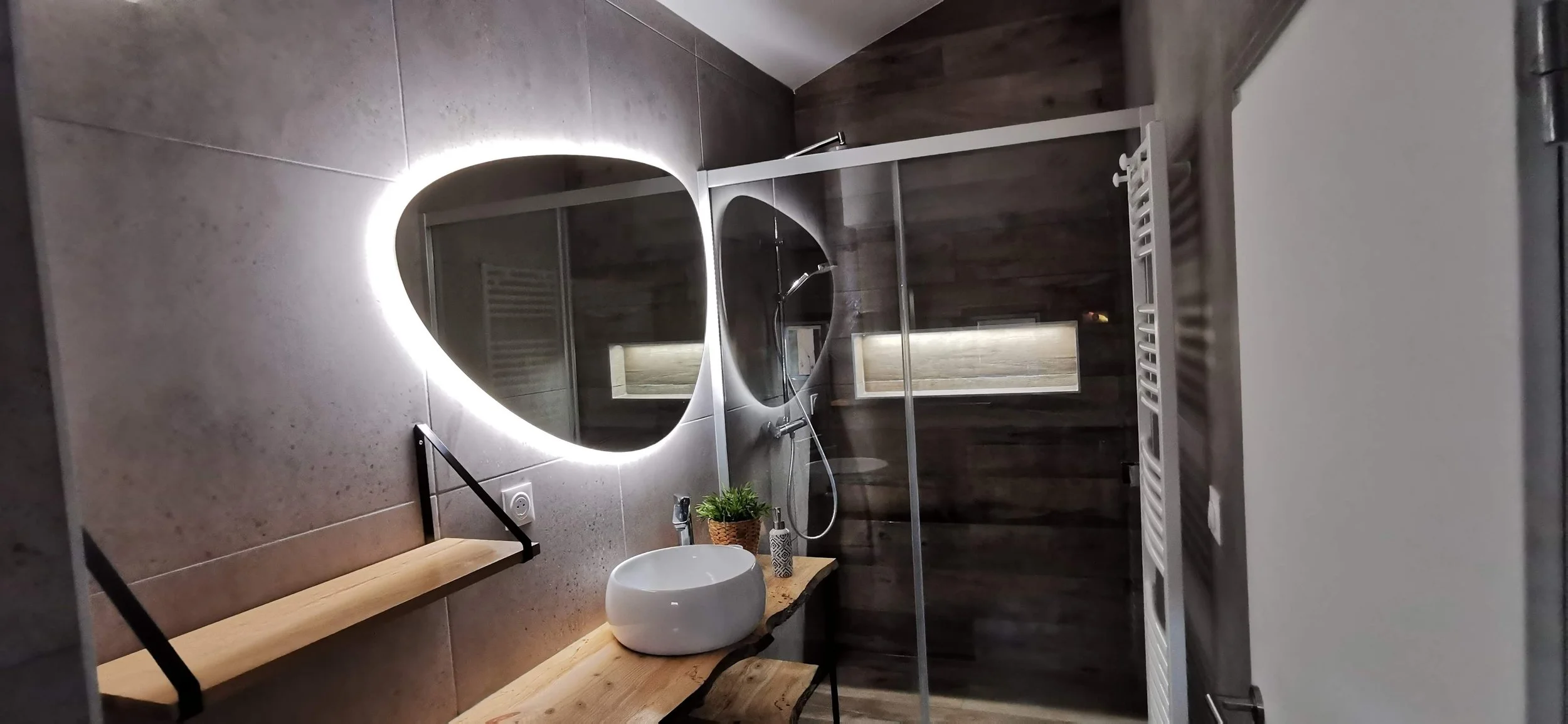 salle de bain avec douche à l'italienne