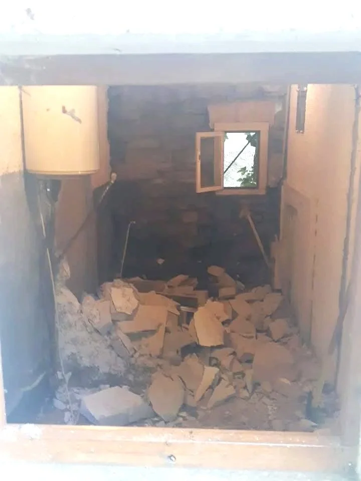 cette pièce faisait office de salle d'eau et de cuisine - la toiture sera refaite, la fenêtre condamné 