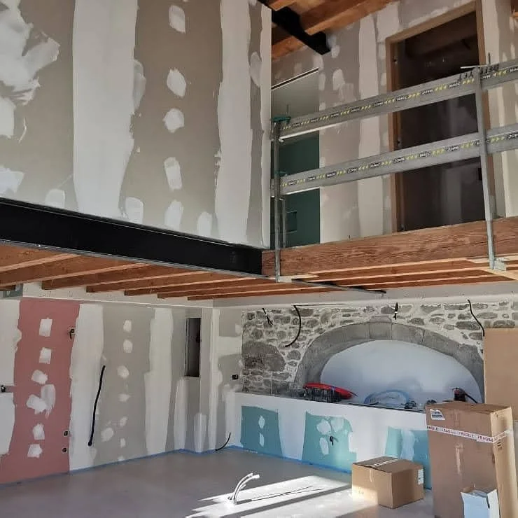 Suivi de chantier -  murs en placo et pierre apparente