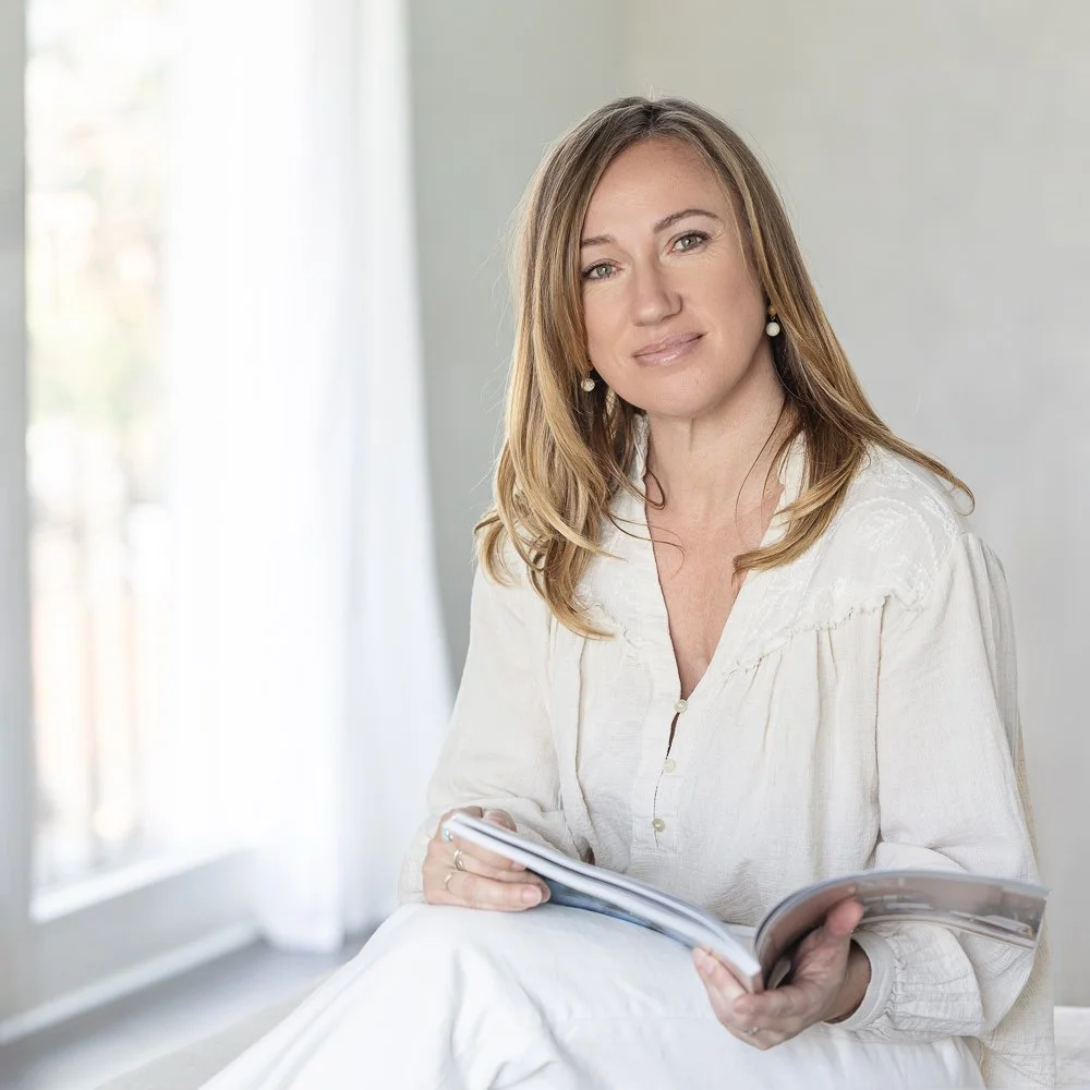 Amandine Charton, architecte d'intérieur spécialisée en optimisation d'espace, souriante avec un livre à la main