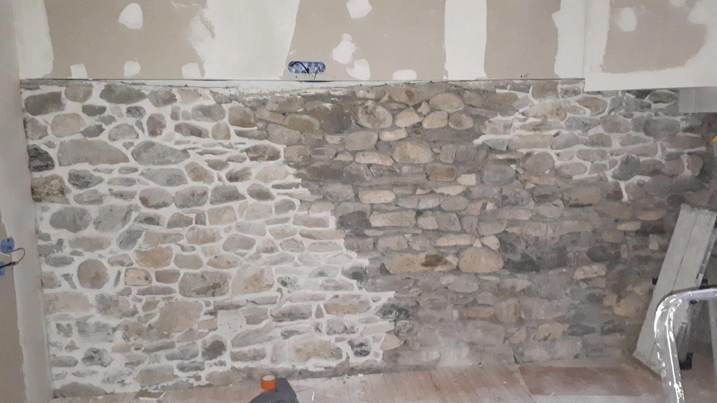 endui à la chaux dans le salon pour garder les pierres apparentes