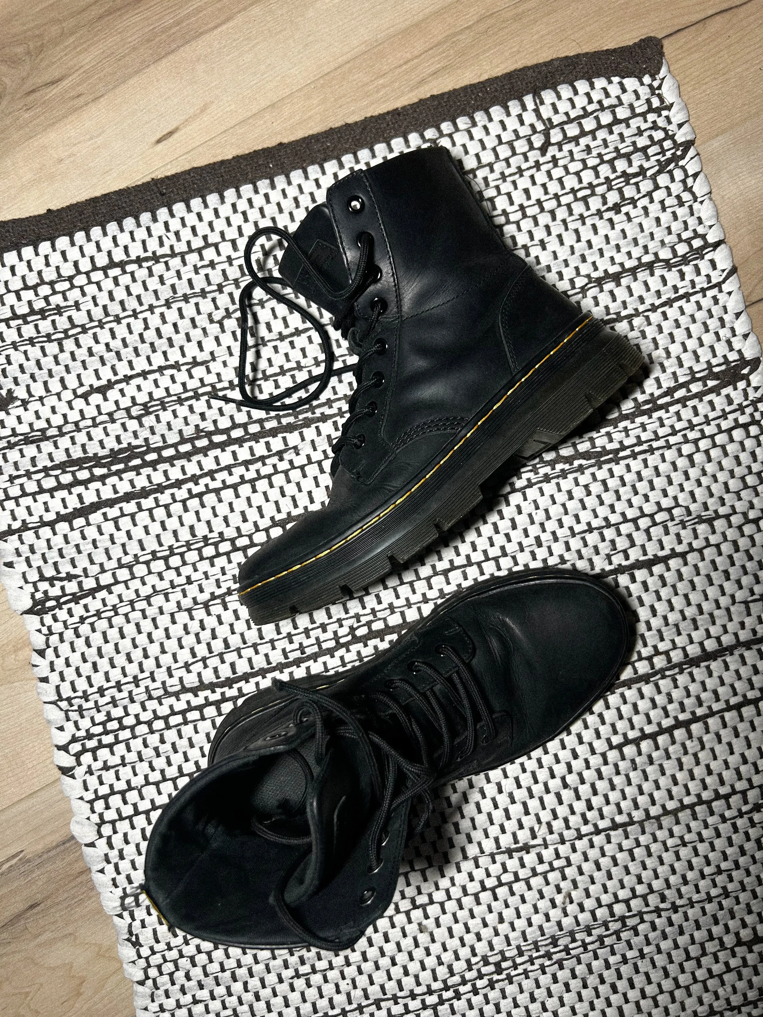 ★ Dr. Martens Combs Leather Boots