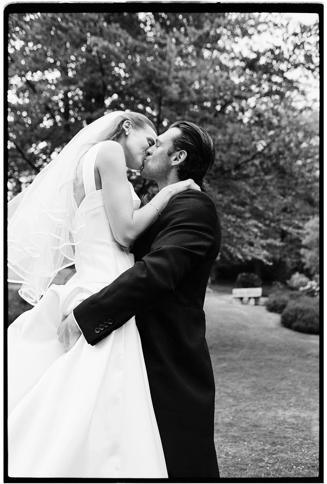 Hyde-Estate-Haywards-Heath-T&S-Wedding-Photography-Film-Photography-35mm--122.jpg