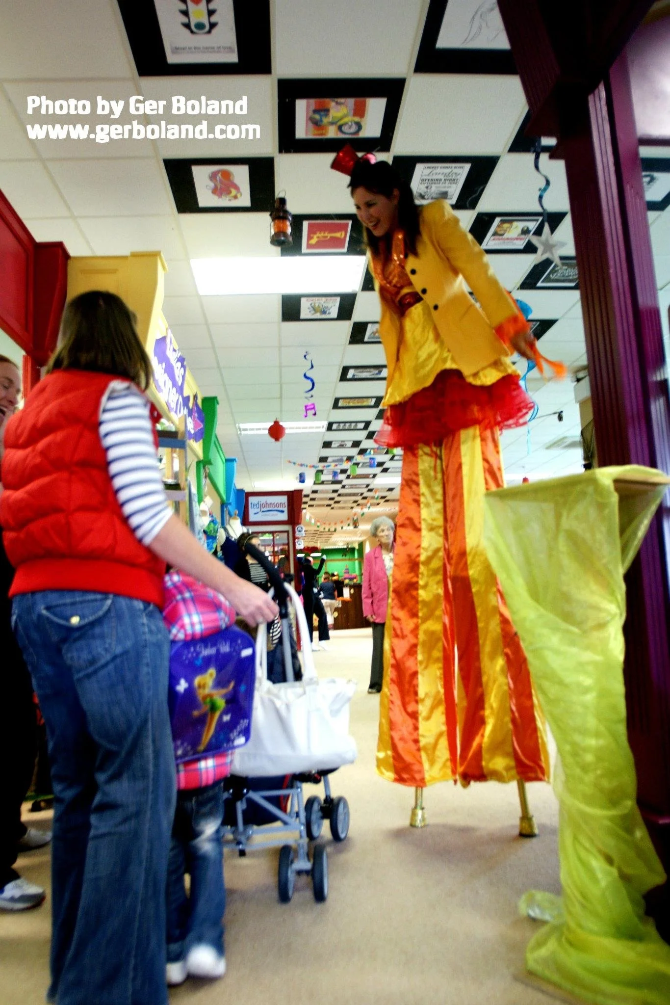 stiltwalking Dandoline Market.JPG