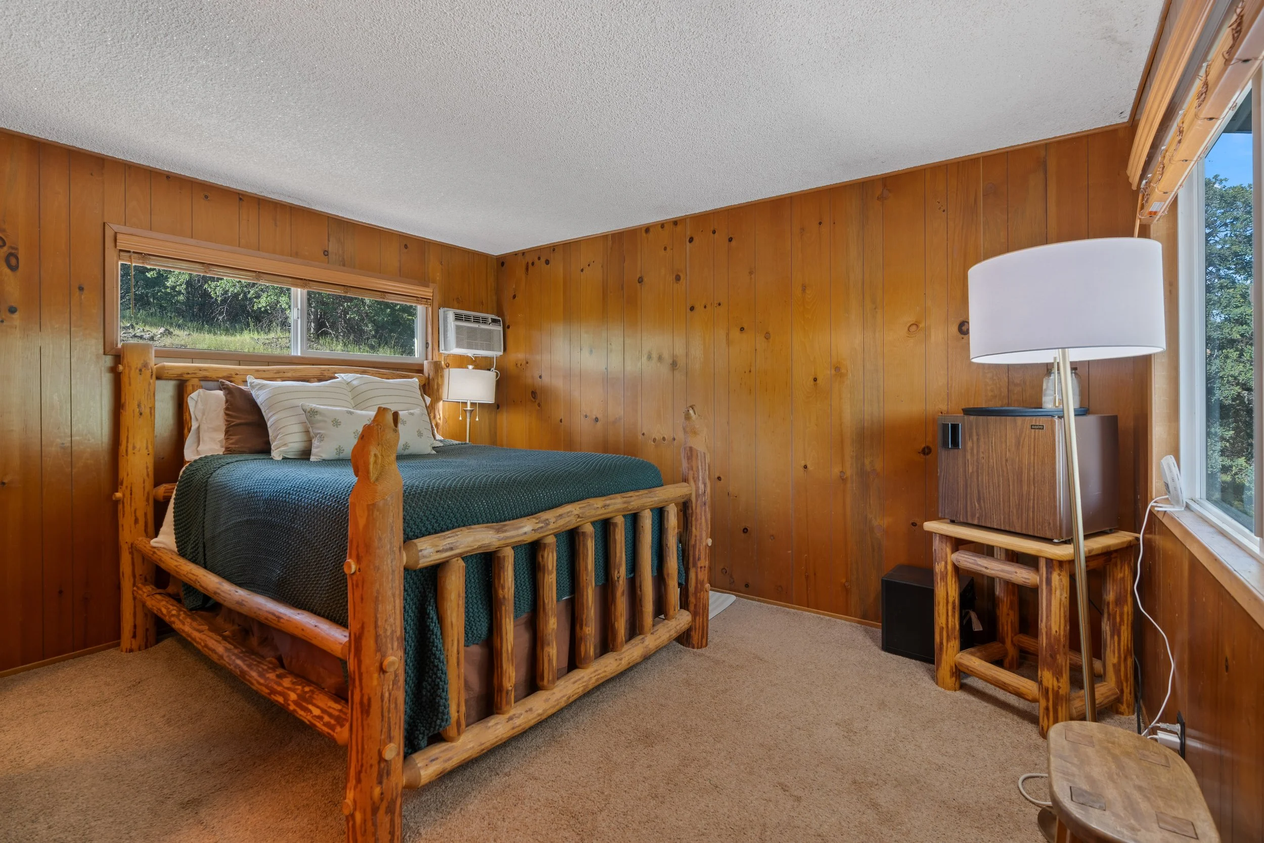 The Lakeview Motel Queen