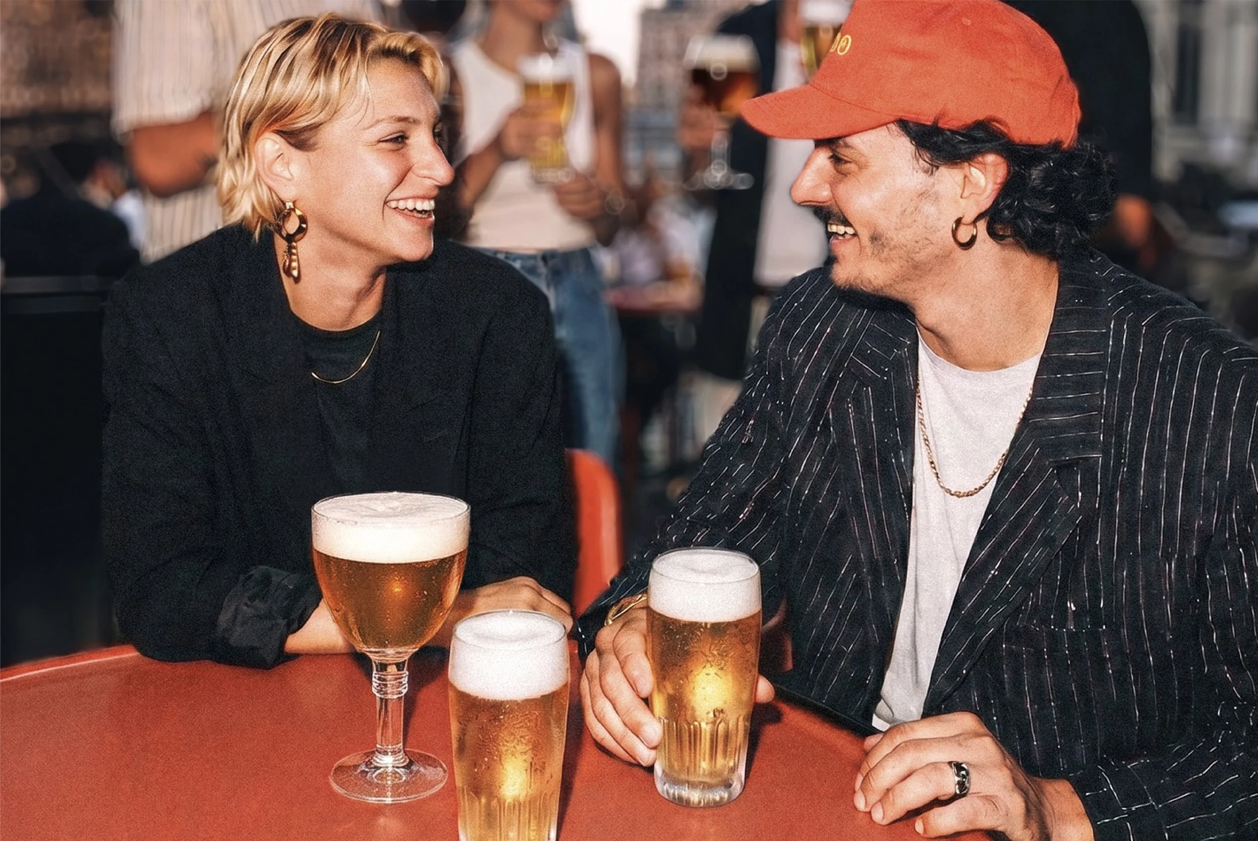 Café-eigenaar schenkt een koud speciaalbier in bij de tapkraan op de Belgian Beer Culture Bar.