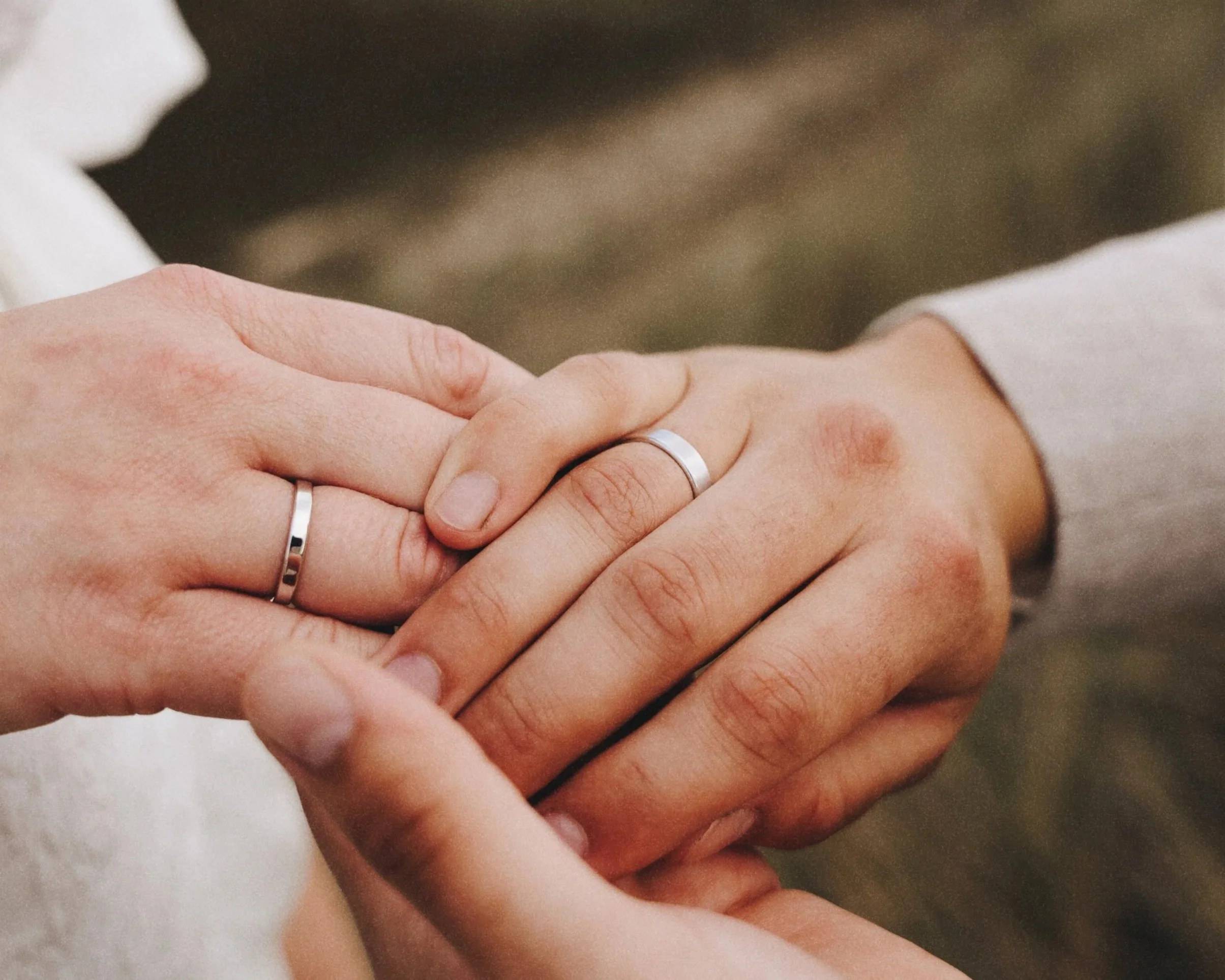 Ringen tijdens trouwshoot in Noord-Holland.jpg