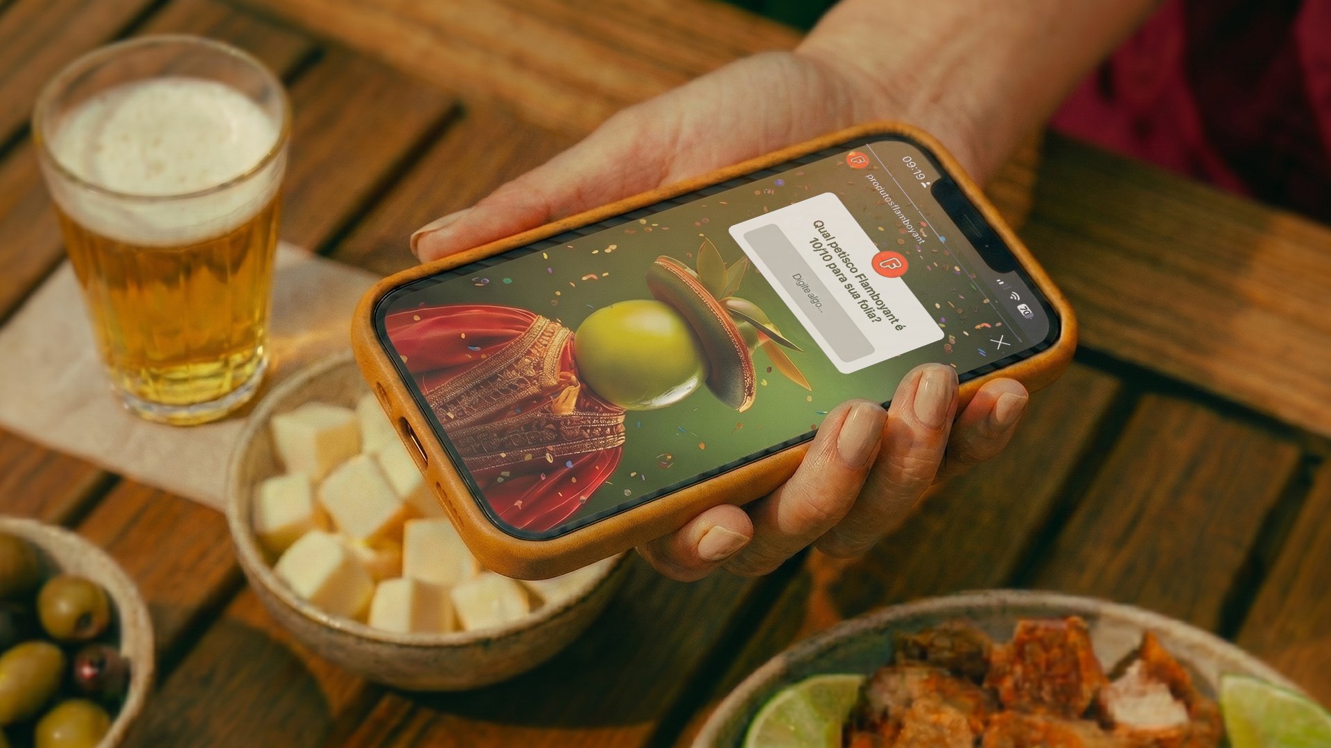 Pessoa segurando um celular com uma mensagem de quiz na tela, mostrando um fundo vibrante. Ao lado, um copo de cerveja, uma tigela com cubos de queijo e outras pequenas porções de comida, dispostas em cestas de madeira sobre uma mesa de madeira.